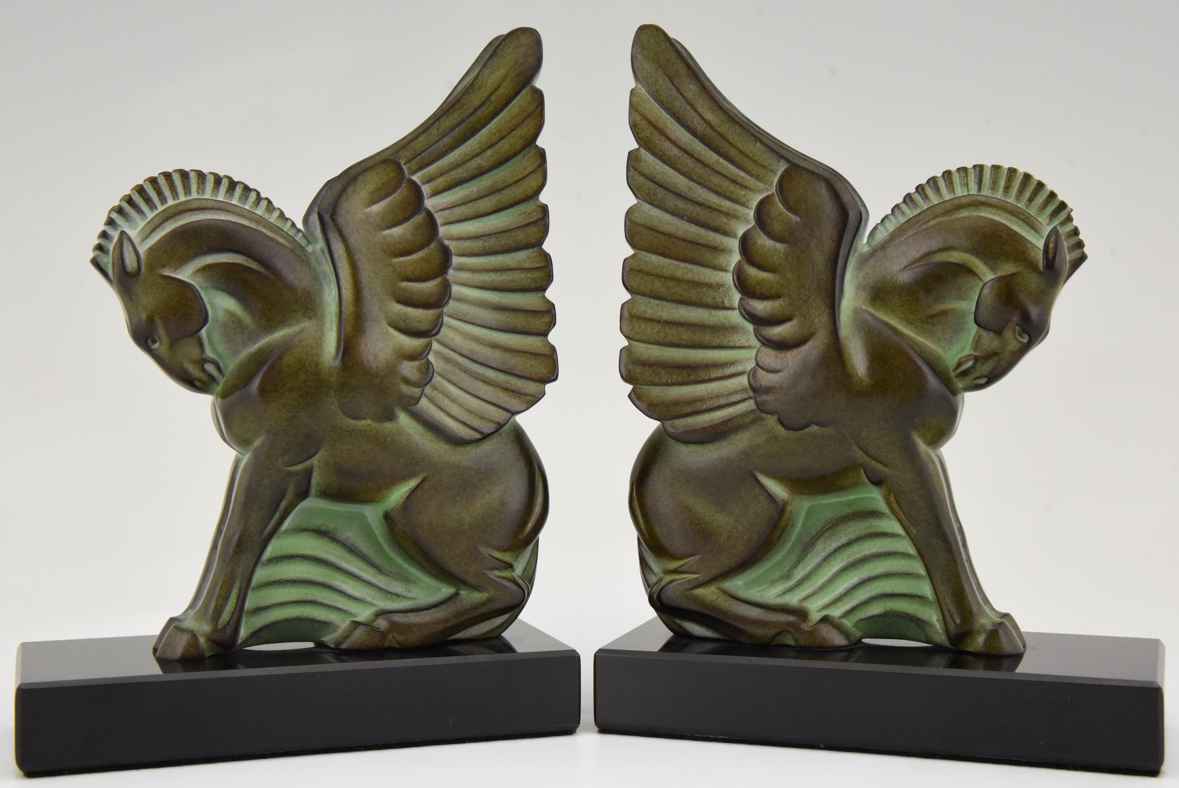 Fermalibri in stile Art Deco PEGASE firmato da Max Le Verrier.
Con marchio della fonderia. Art Metal patinato su base di marmo nero.
Design 1930. 
Cast contemporaneo postumo.
Pegaso, cavallo alato. 

Questi fermalibri sono illustrati in:
Max Le