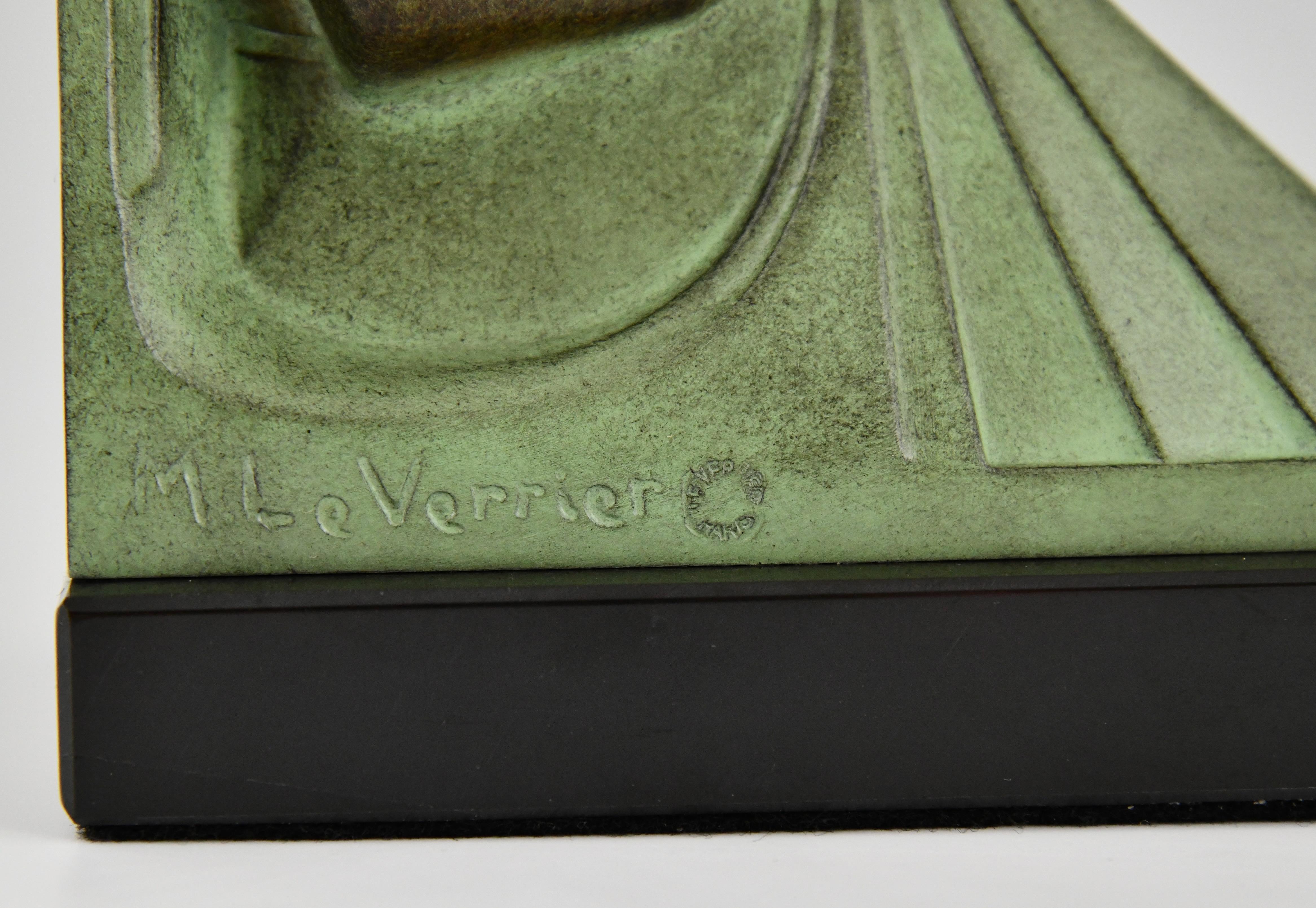 Metallo Reggilibri in stile Art Deco che leggono signore Moyen Age firmati Max Le Verrier. in vendita