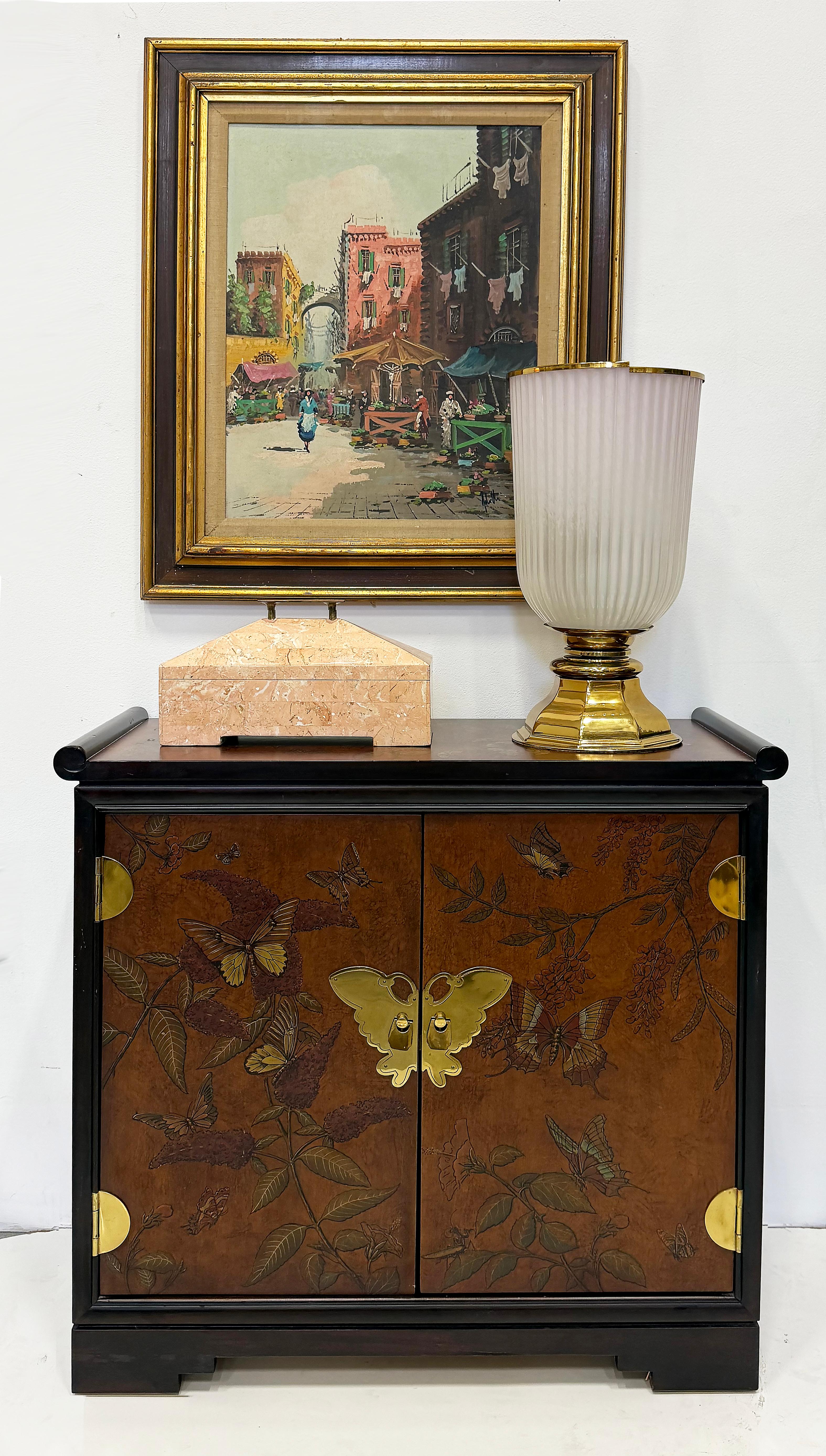 Paire de lampes de table torchères en laiton et verre de style Art Déco

Nous proposons à la vente une élégante paire de lampes de table torchères en forme d'urne créées dans le style Art Déco.   Les lampes sont en laiton et sont bordées d'une