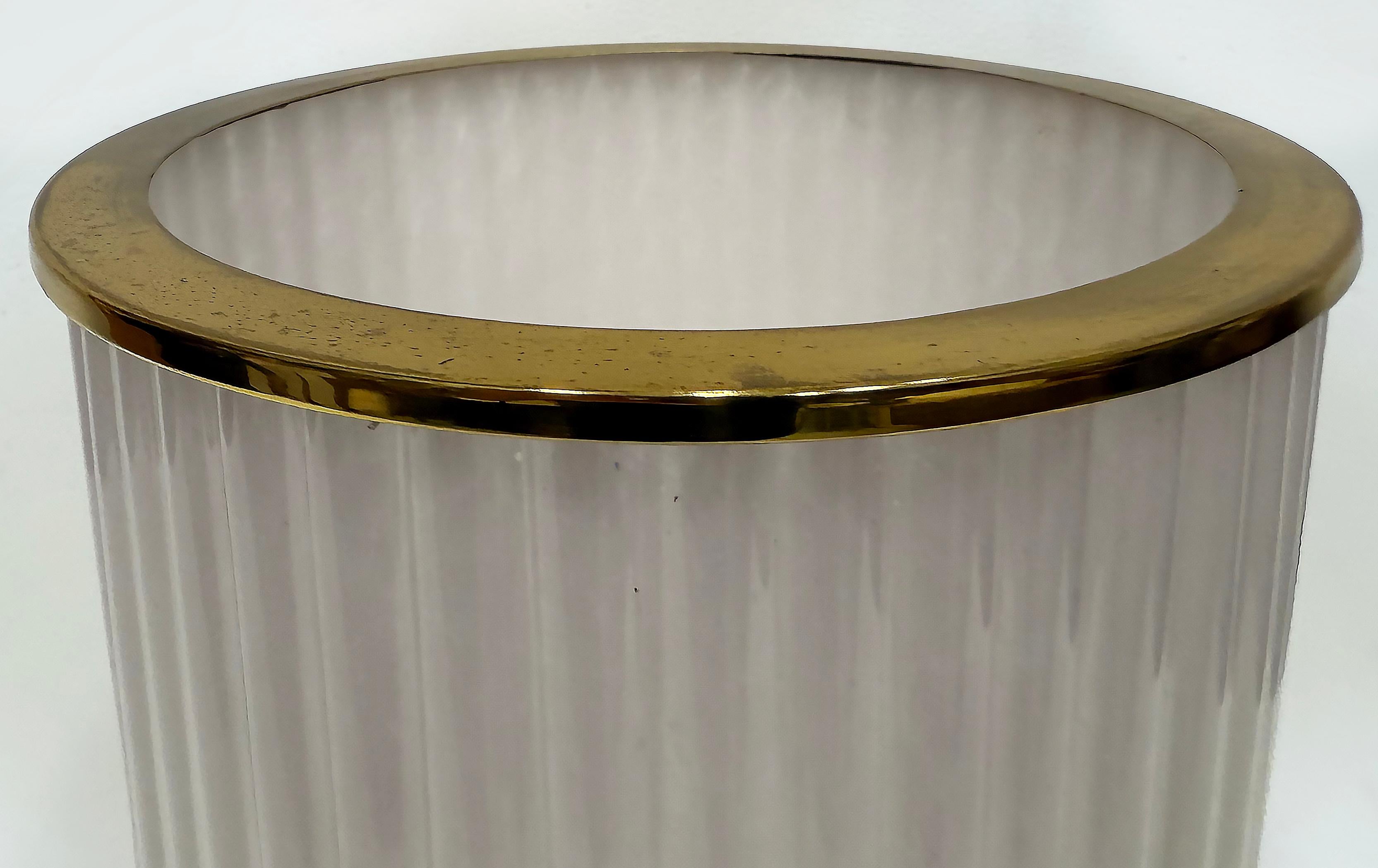 Paire de lampes de table torchères en laiton et verre de style Art Déco Bon état - En vente à Miami, FL