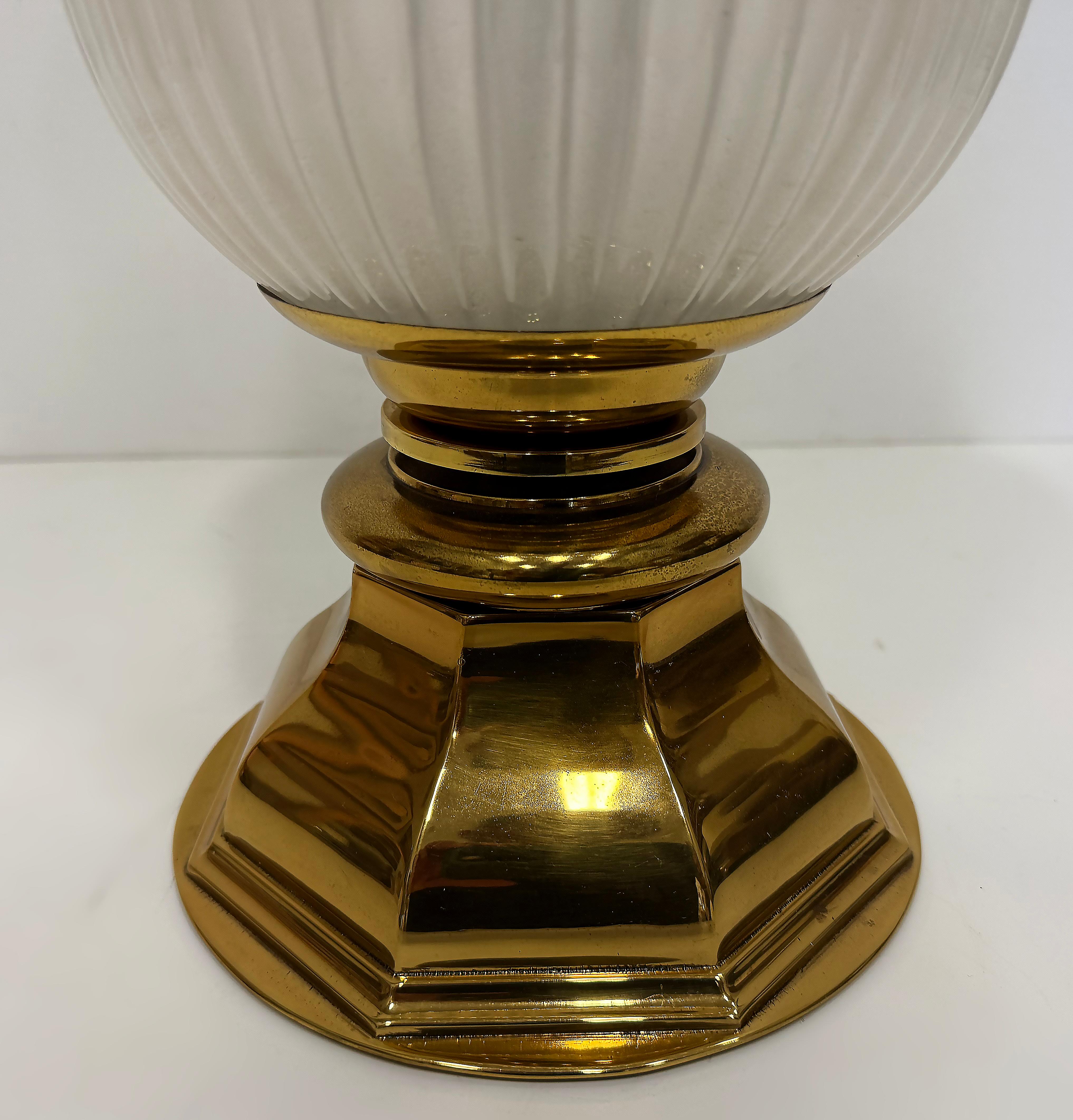 20ième siècle Paire de lampes de table torchères en laiton et verre de style Art Déco en vente