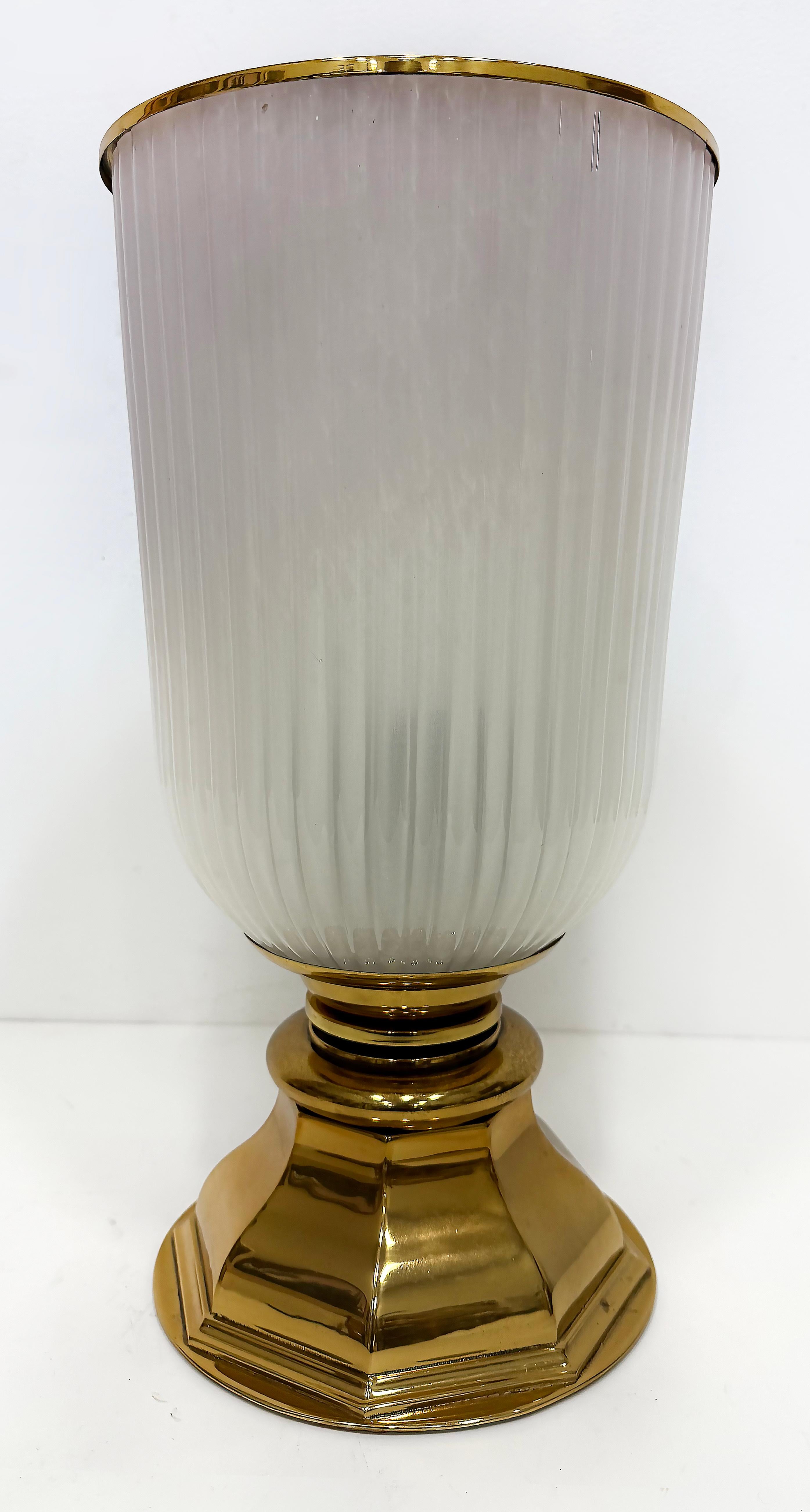 Laiton Paire de lampes de table torchères en laiton et verre de style Art Déco en vente