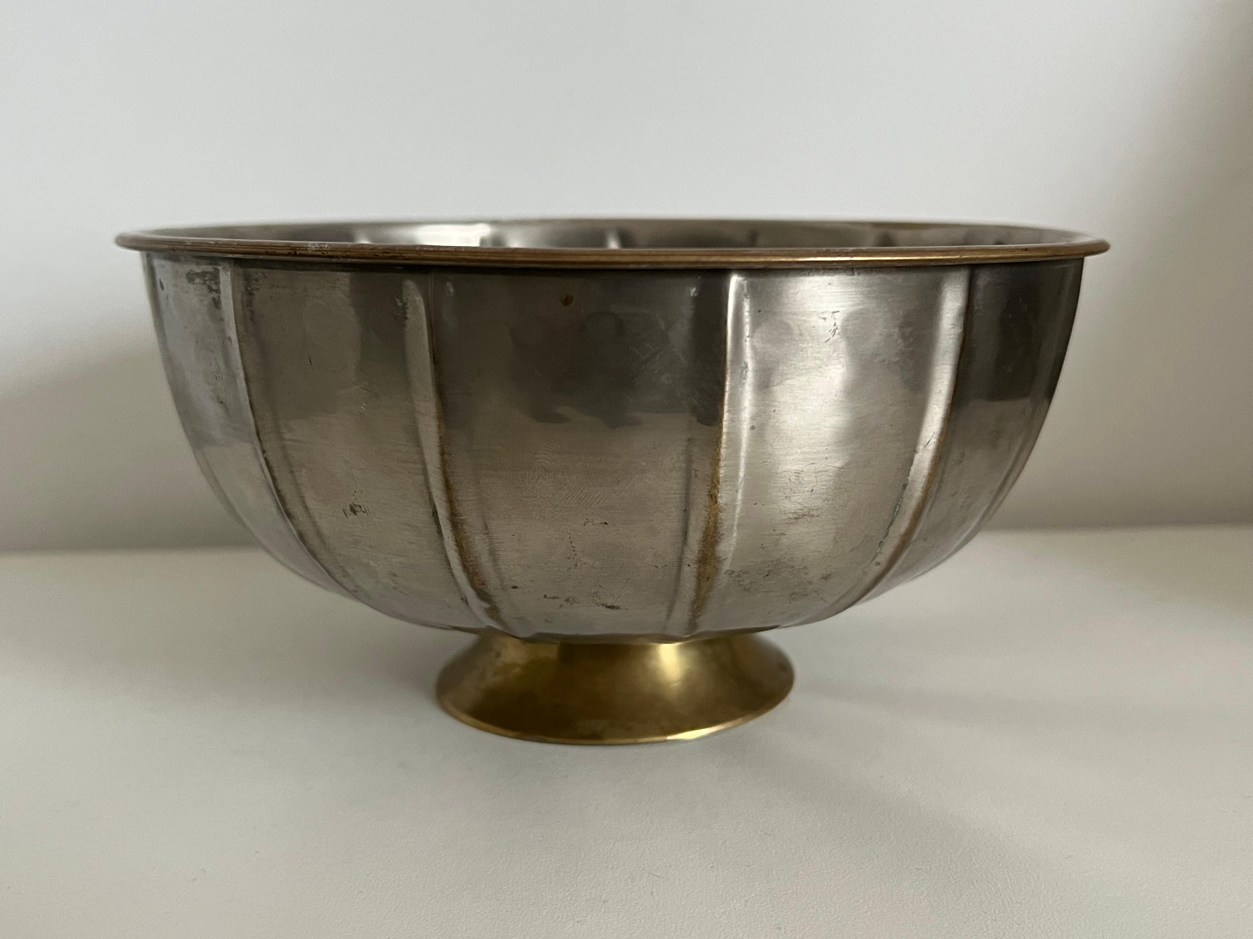 Eine schöne Schale aus gehämmertem Messing/Nickel. 
Argentinien ca. 1930er Jahre. 