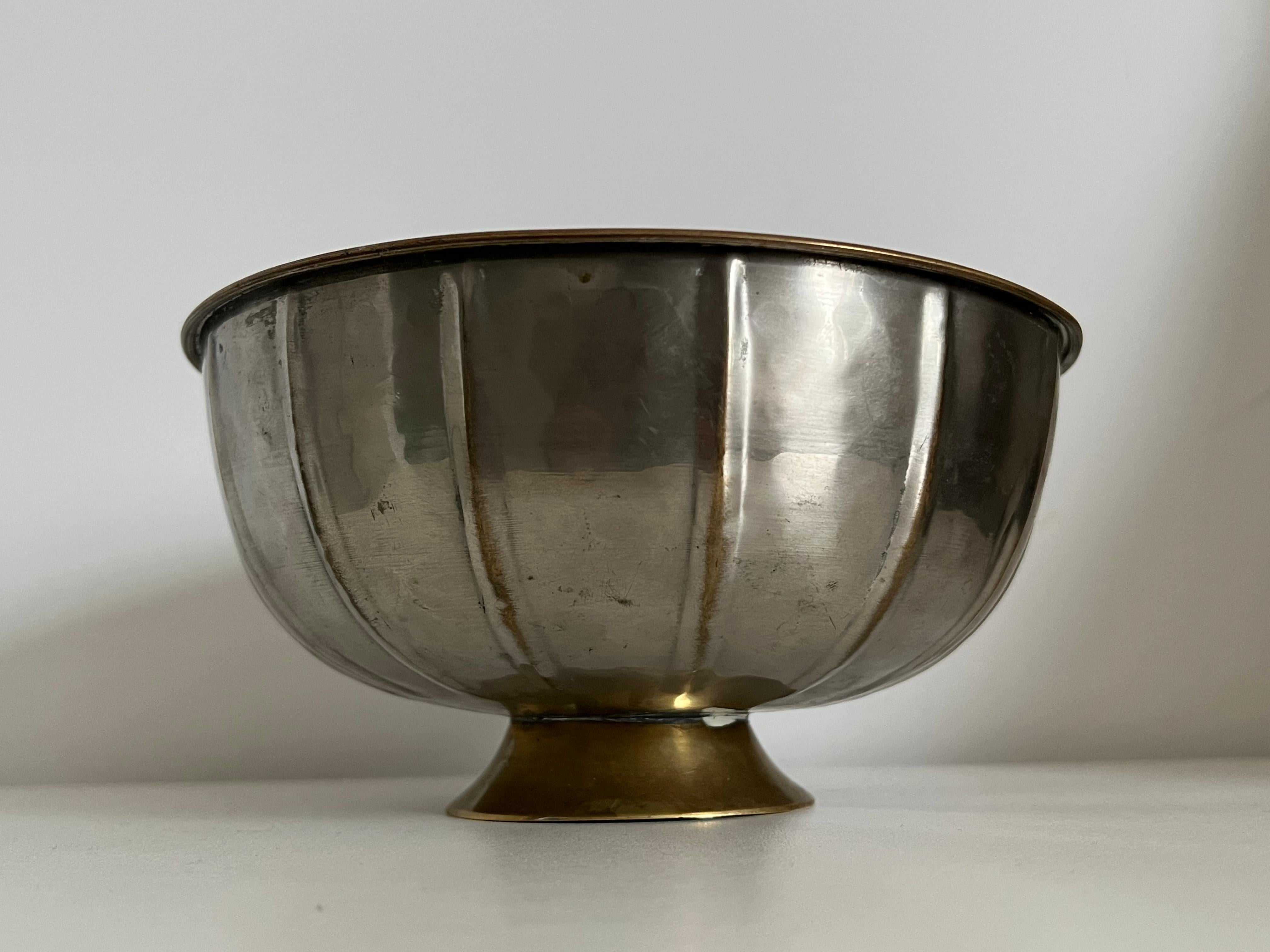 Art Deco Stil Messing gehämmert Schale Argentinien ca' 1930's (Art déco) im Angebot