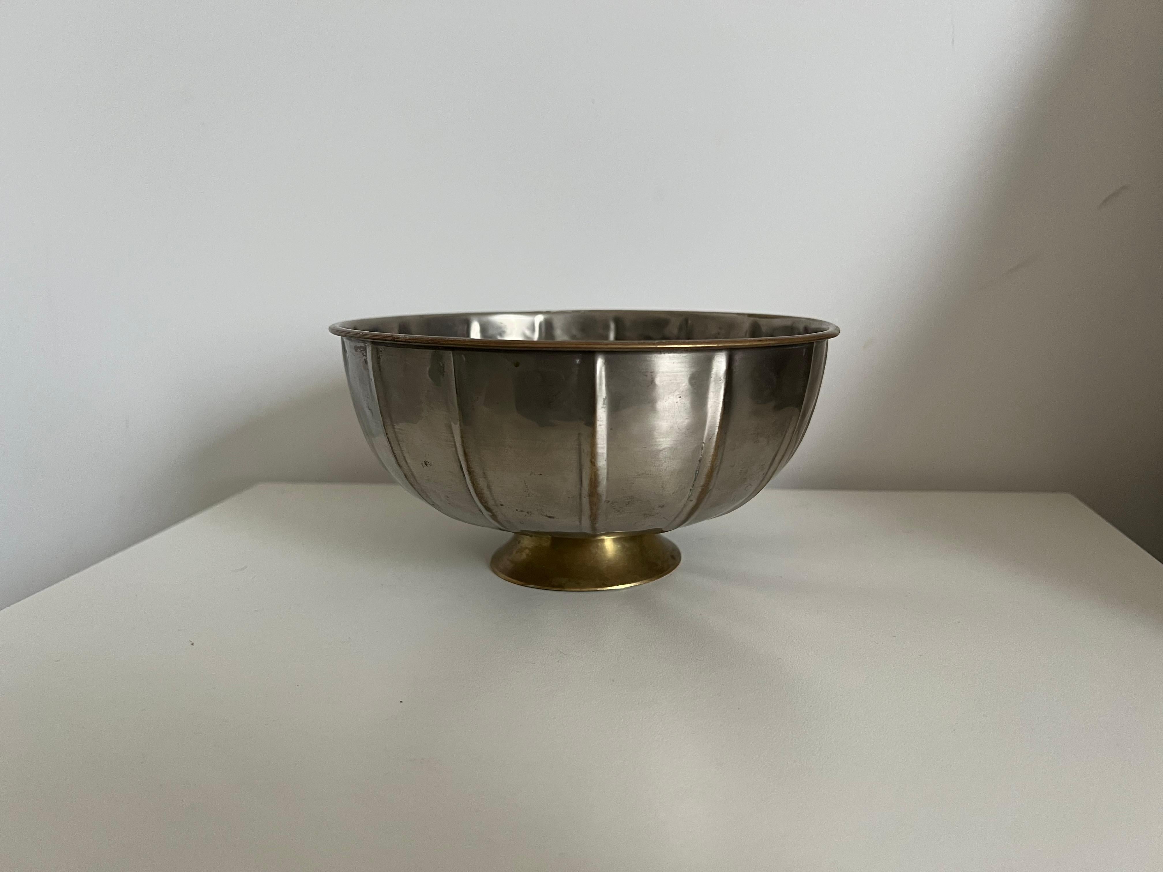 Art Deco Stil Messing gehämmert Schale Argentinien ca' 1930's (Argentinisch) im Angebot