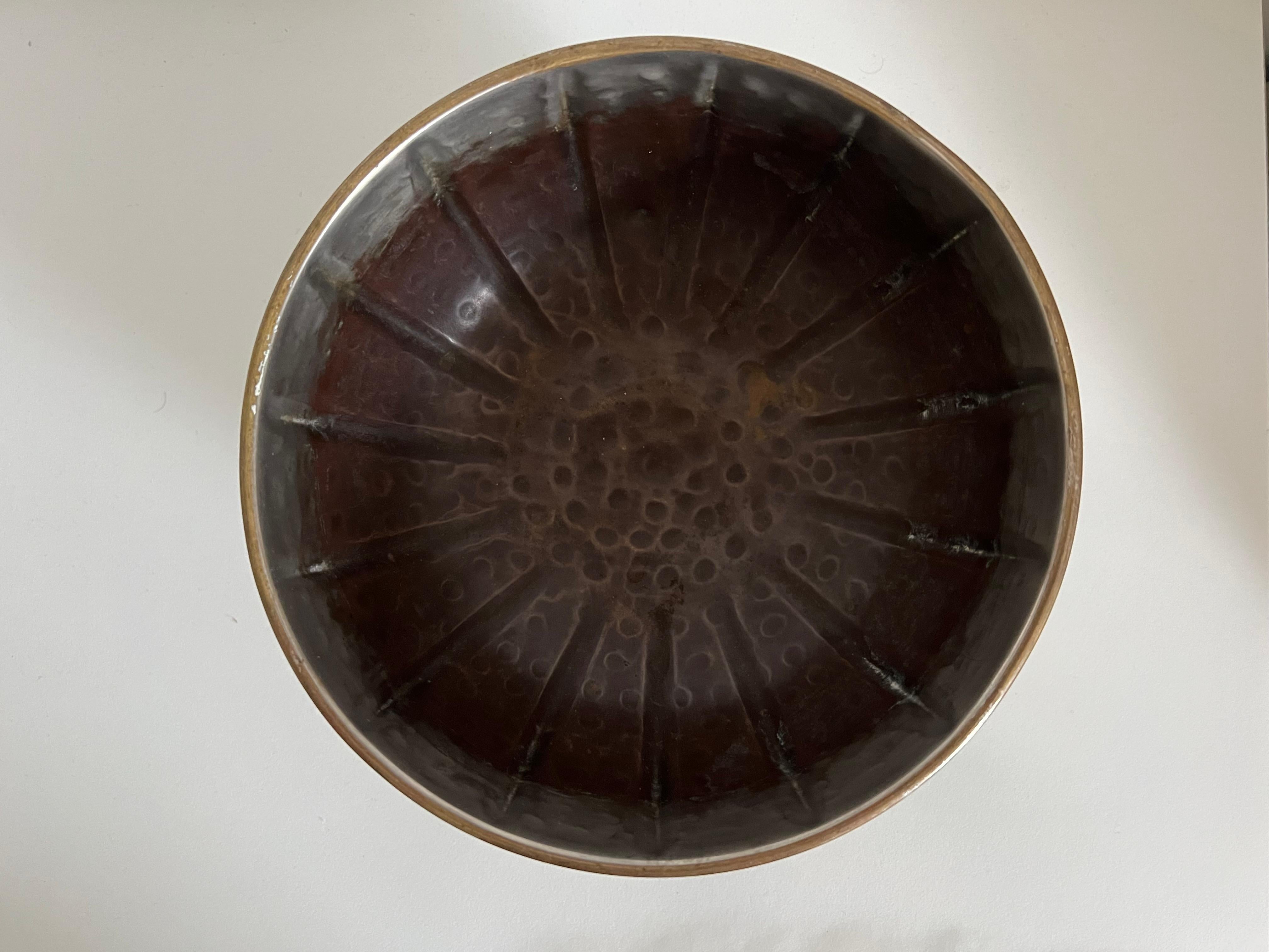 Art Deco Stil Messing gehämmert Schale Argentinien ca' 1930's (Mitte des 20. Jahrhunderts) im Angebot