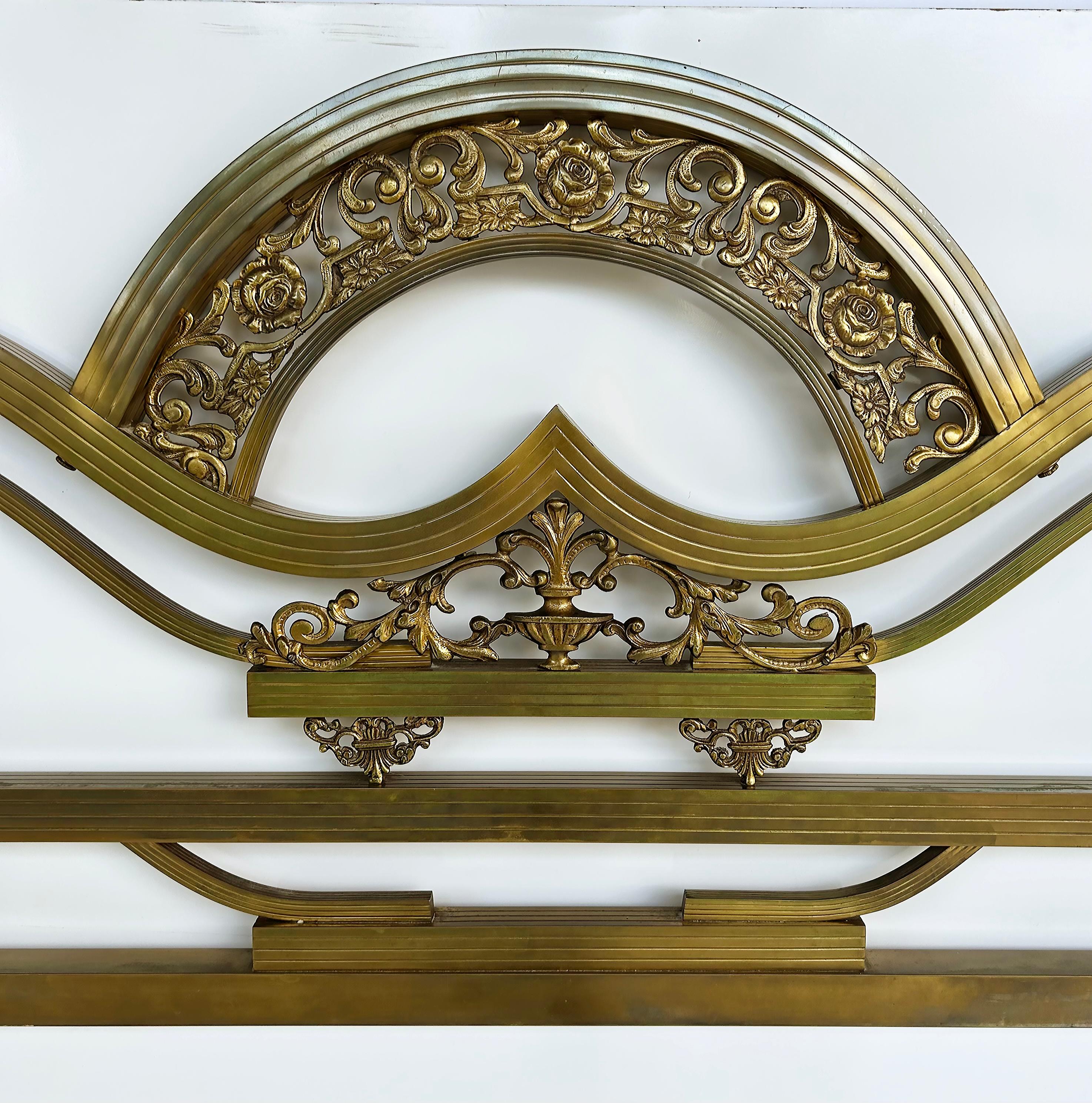 Art Deco Stil Messing King Size Kopfteil mit stilisierter Urne/Acanthus Design  (Art déco) im Angebot
