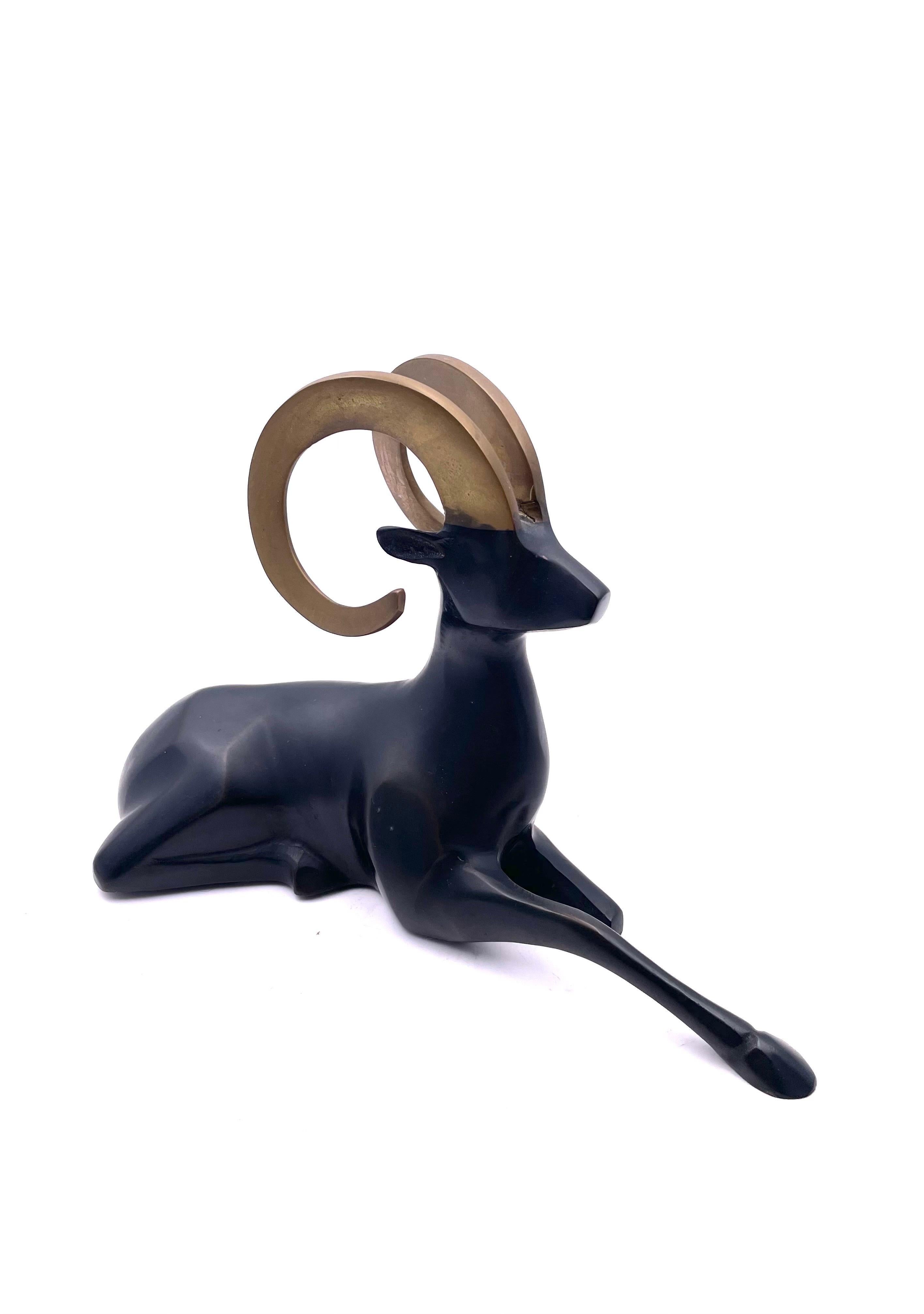 Bellissima scultura di ariete in stile Art Déco, anni '70 circa, con finitura in ottone patinato.