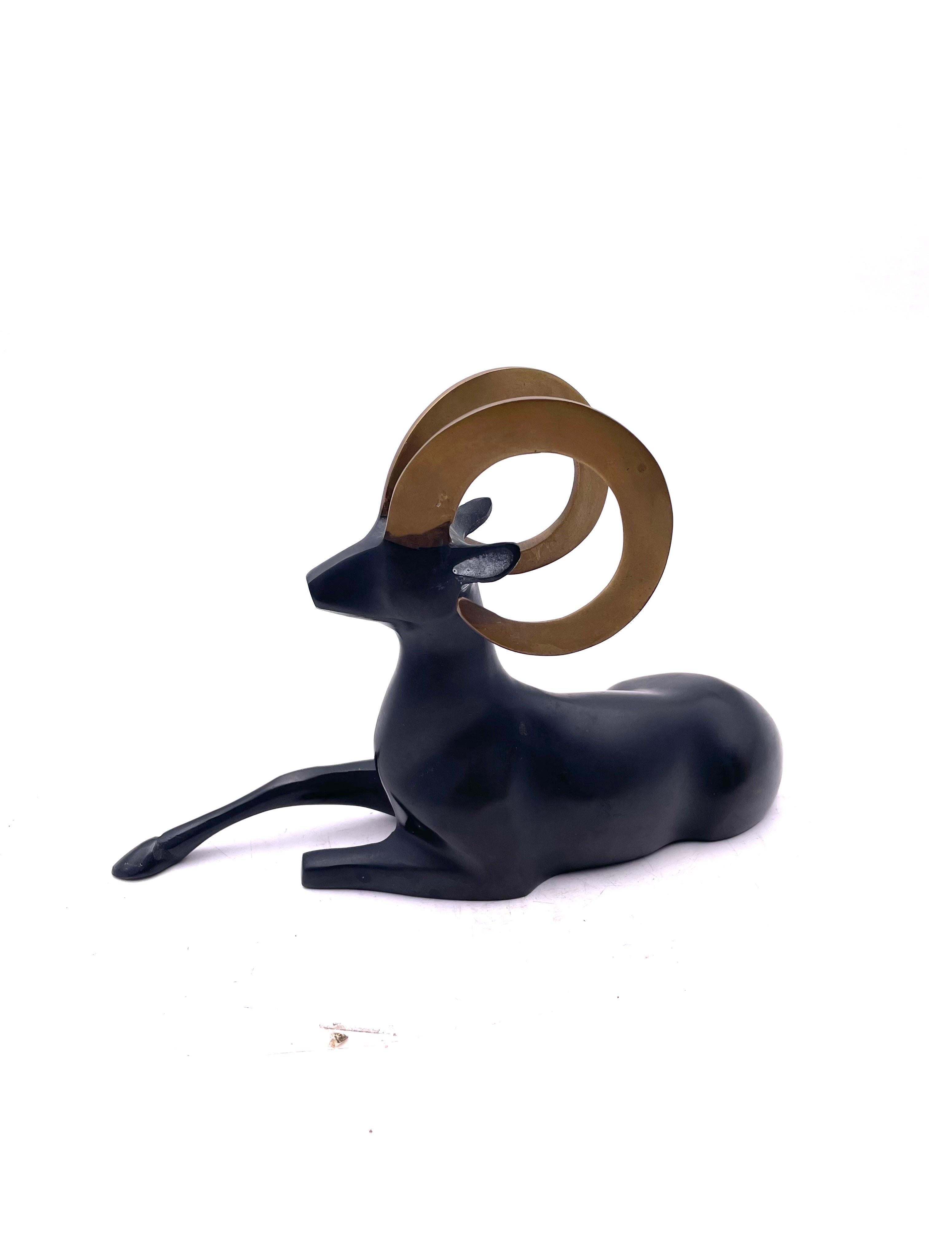 Coreano Scultura in ottone di ariete in stile Art Deco in vendita