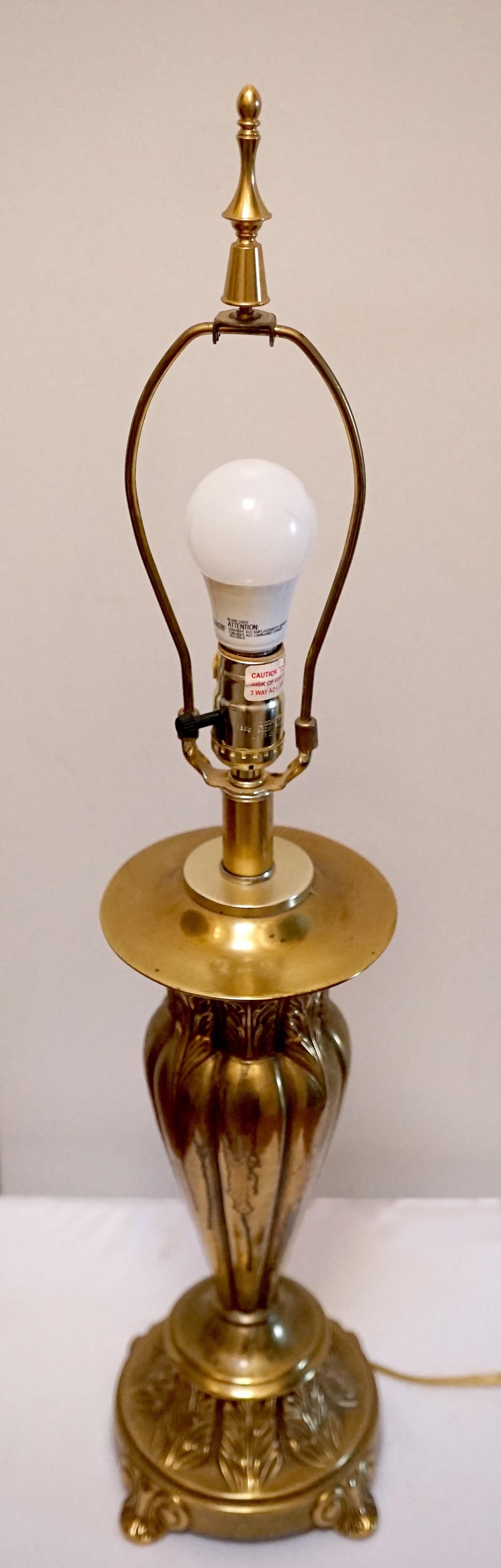 20ième siècle Lampe de table en laiton de style Art Déco avec flèche néoclassique en vente