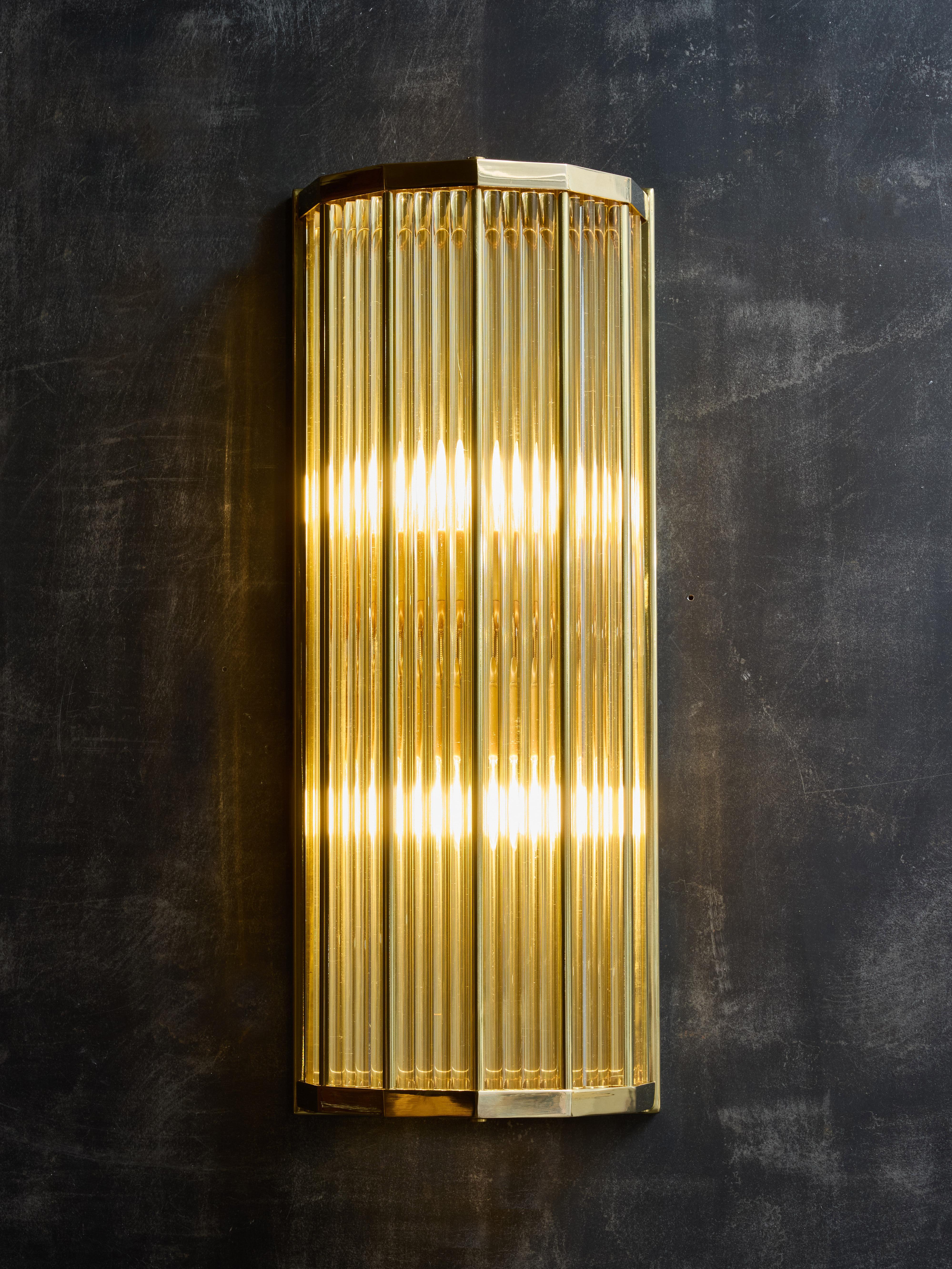 Apliques de latón estilo Art Déco con varillas de cristal Moderno en venta