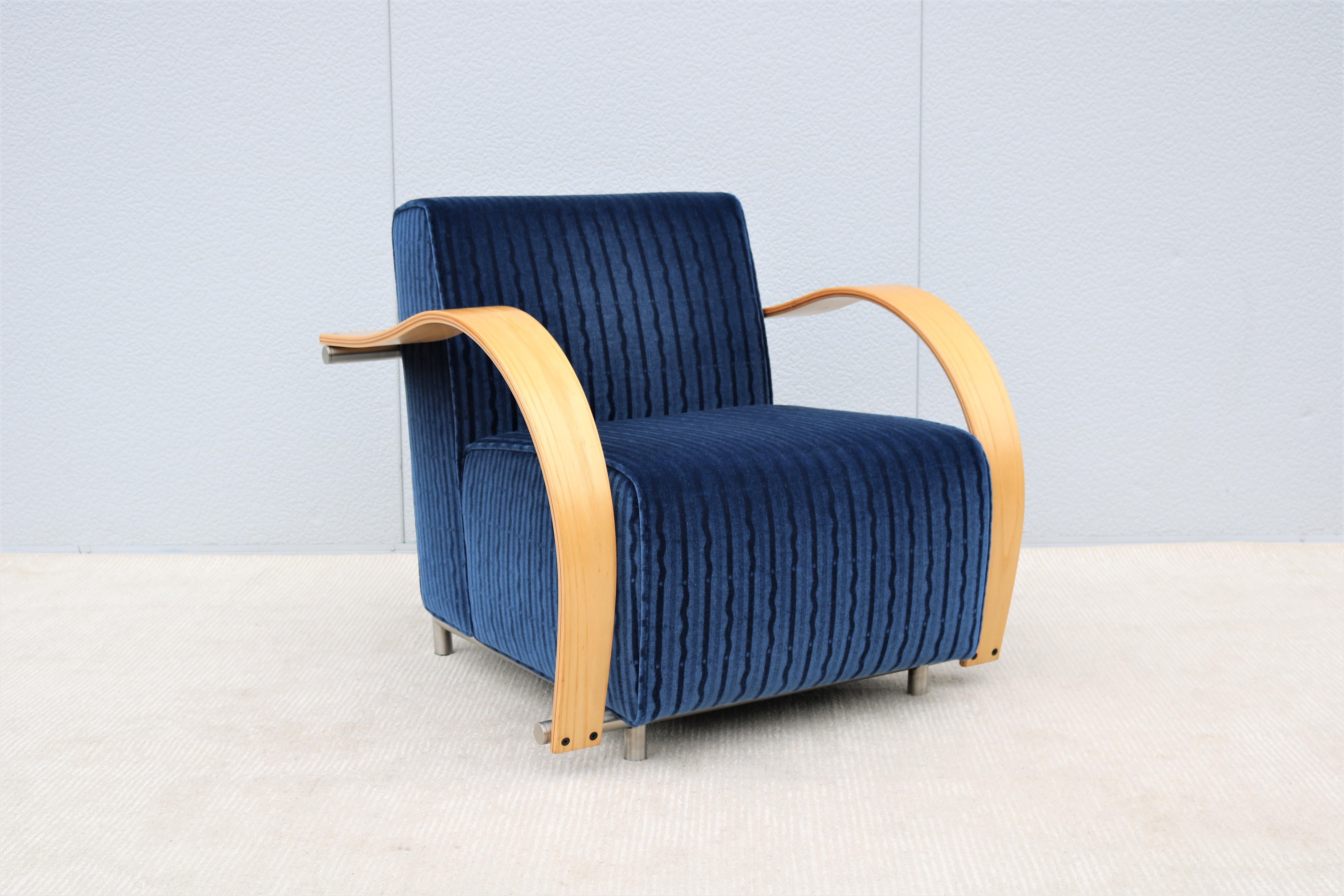 This fabulous modern design Spirit lounge chair gives the impression of Alvar Aalto most popular classic pieces.
Handcrafted with finest quality materials and craftmanship by Nienkamper.
The eye-catching curves design is elegant, inviting and has
