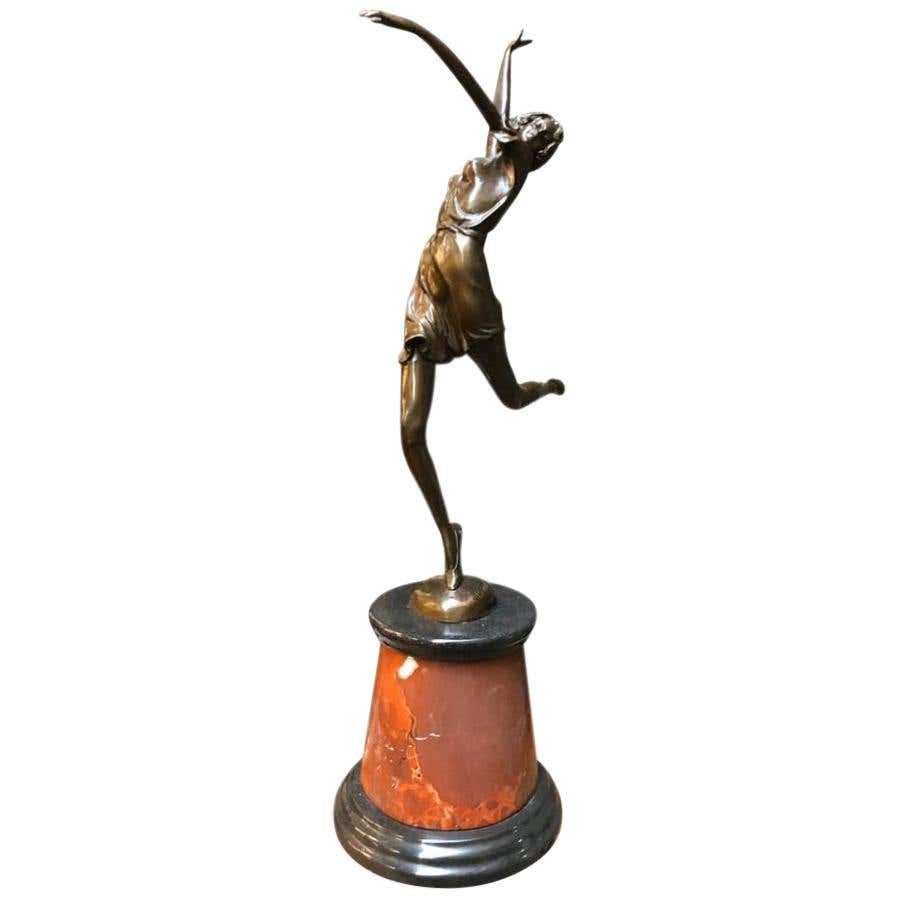 Danseuse en bronze de style Art déco par Bruno Zach, 20e siècle. L'artiste a capturé la scène à la perfection, avec un incroyable souci du détail. Le bronze repose sur un superbe socle en marbre Rosa Verona.