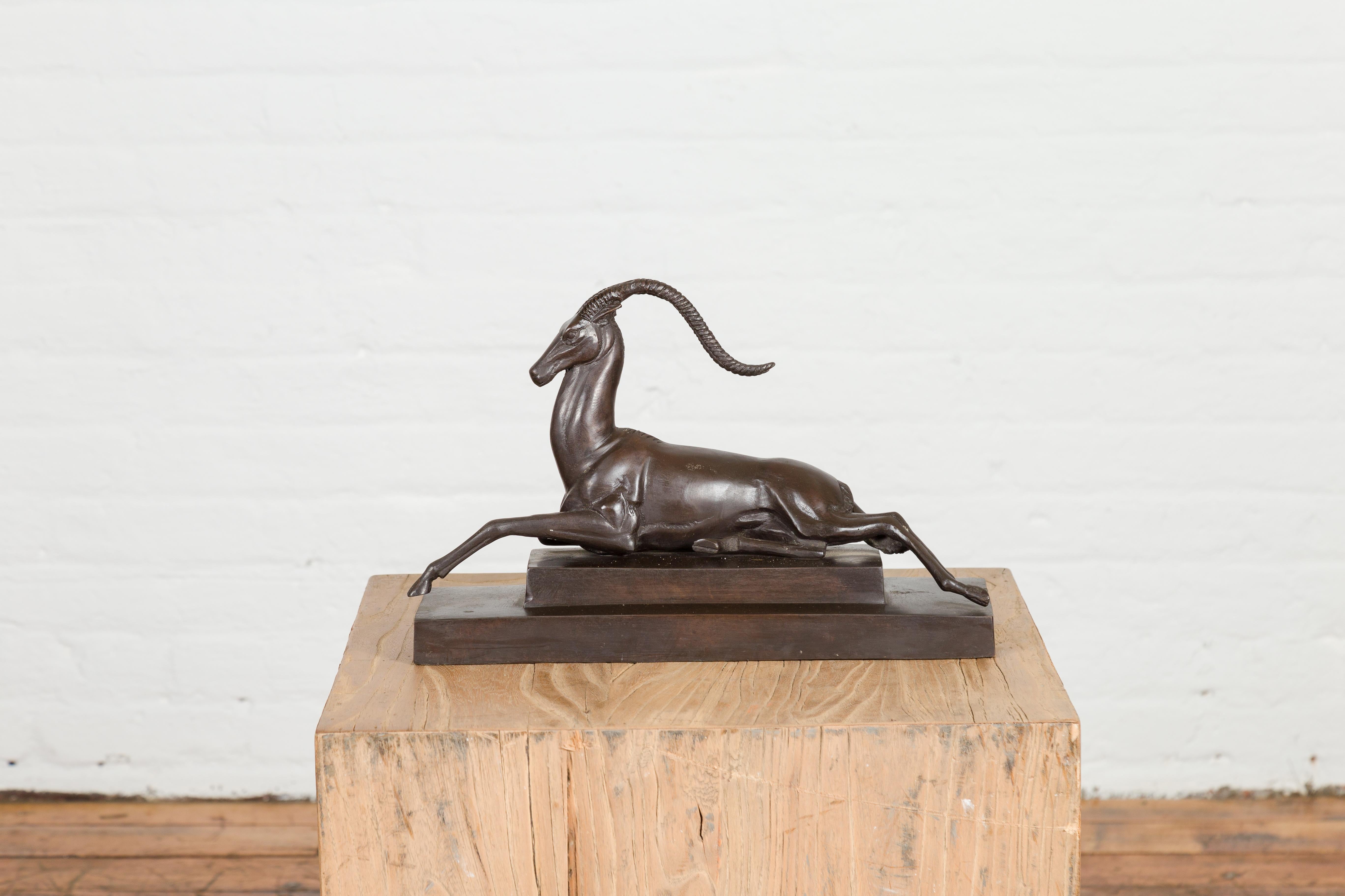Bronze Gazelle im Art-déco-Stil auf gestufter Sockel nach Pierre Le Faguays (Gegossen)