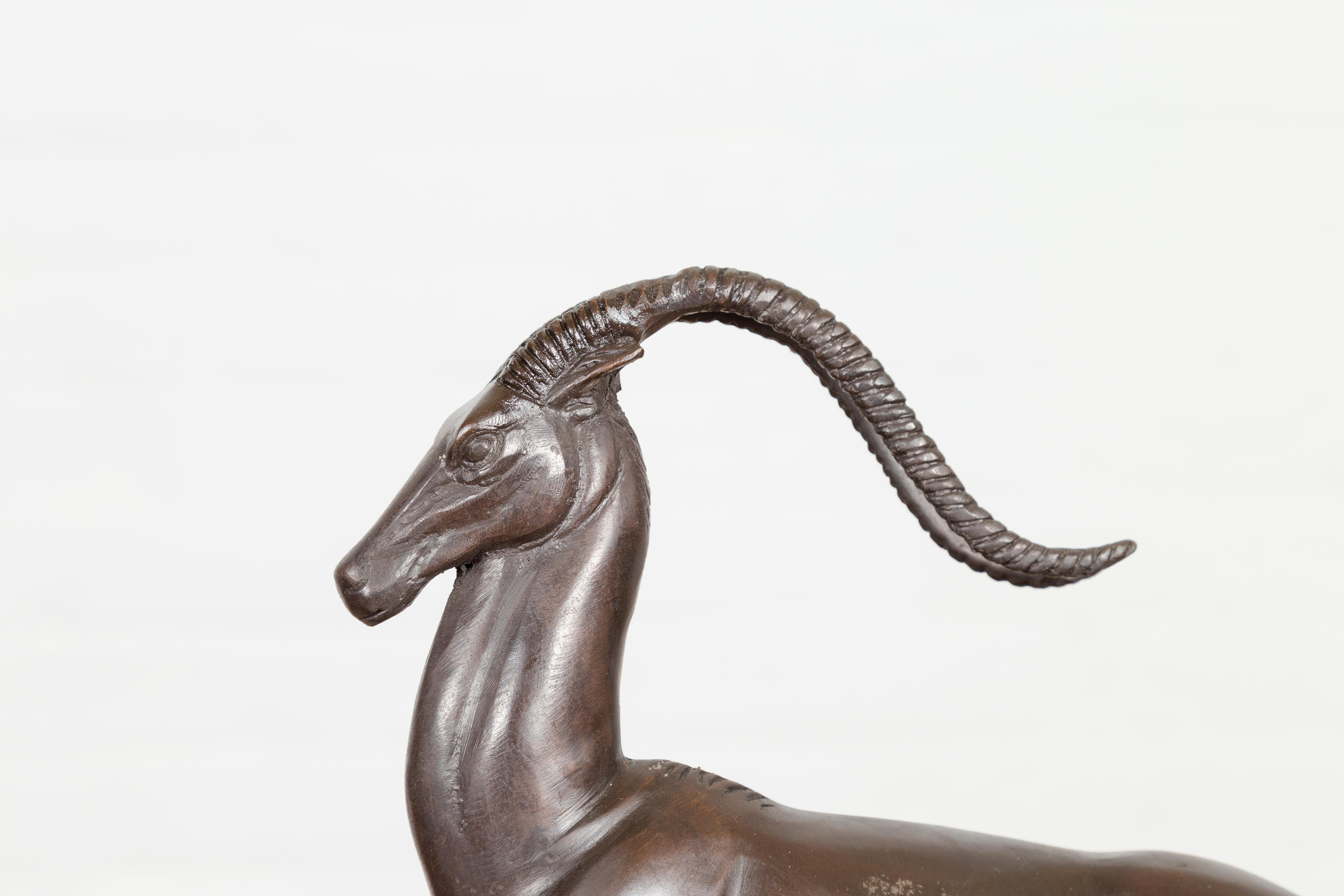 Bronze Gazelle im Art-déco-Stil auf gestufter Sockel nach Pierre Le Faguays (20. Jahrhundert)