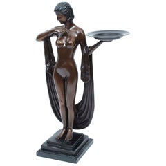 Jeune fille en bronze de style Art Déco avec un châle et un plateau