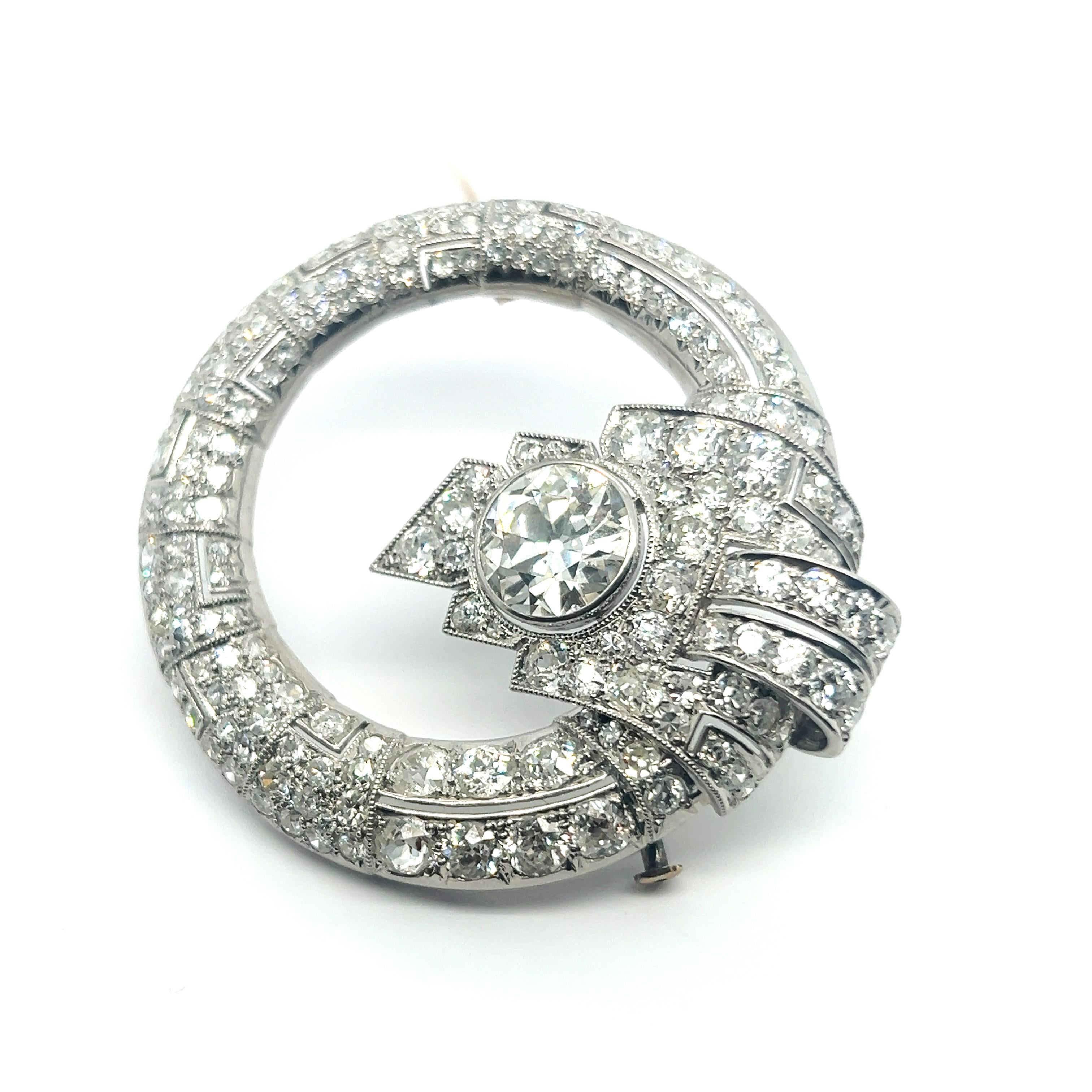 Art Deco Style Brooch with Old Cut Diamonds in Platinum 950 In Good Condition For Sale In Lucerne, CH