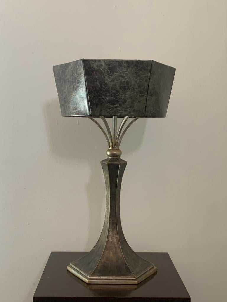Magnifique lampe de style Art Dèco Brutaliste réalisée dans les années 1980. Le corps est recouvert de métal gaufré et l'abat-jour est en métal recouvert de similicuir. Cet article vintage ne présente aucun défaut, mais peut montrer de légers signes