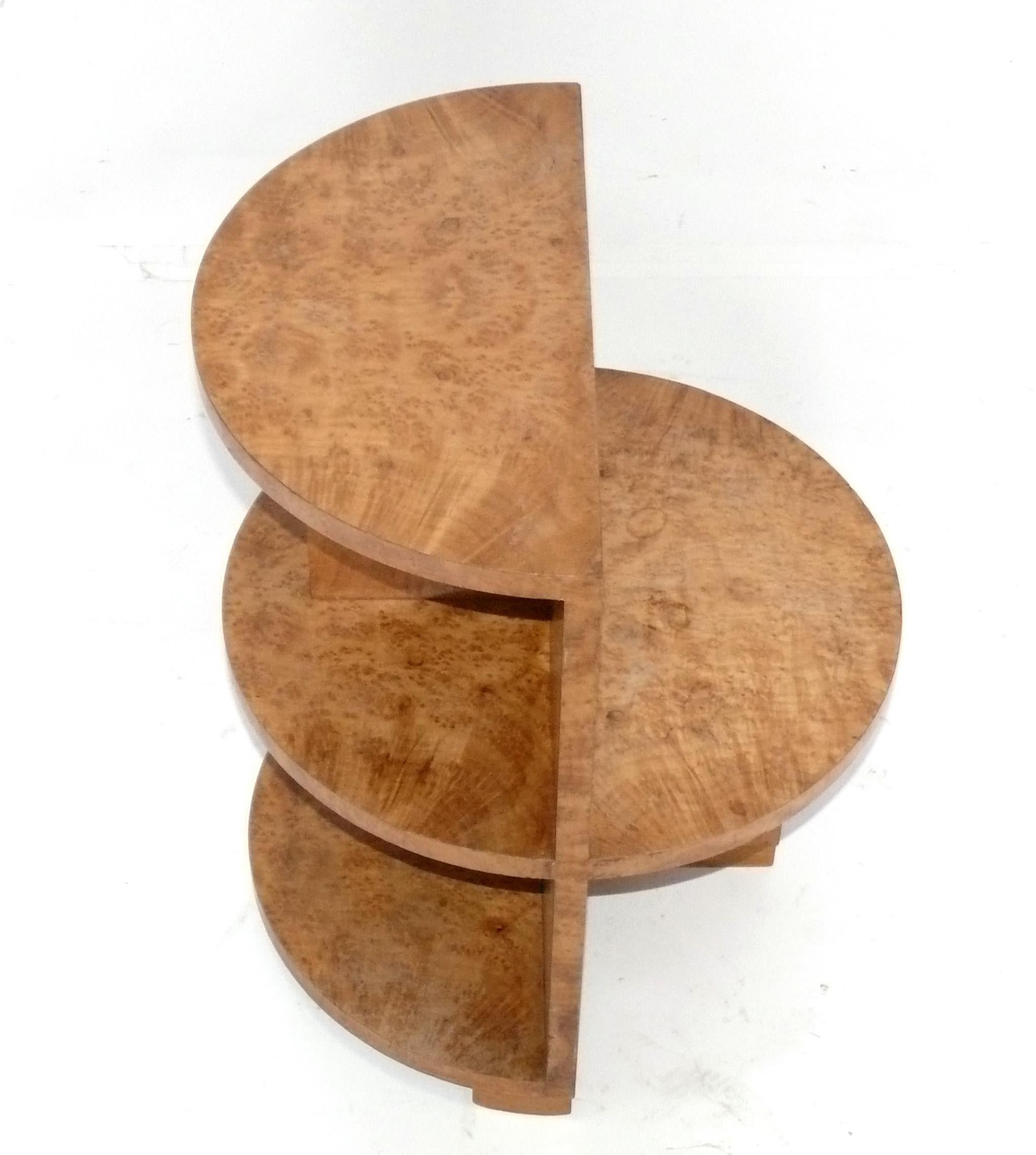 Table d'appoint en bois d'ébène de forme architecturale, probablement française, d'après un design Art déco des années 1930, nous pensons que cette table date des années 1960. De taille polyvalente, elle peut être utilisée comme table d'appoint,