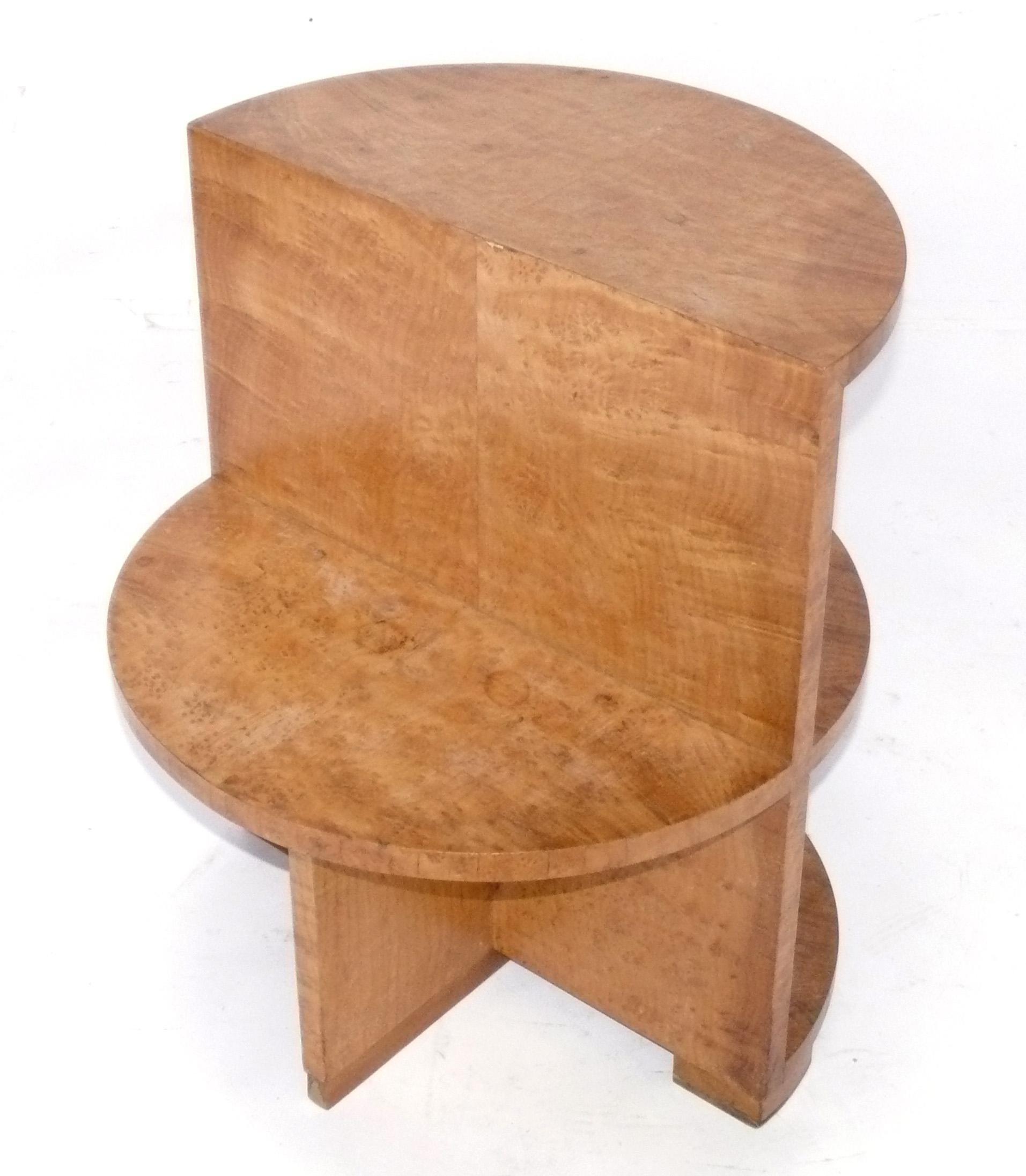 Français Table d'appoint en bois de ronce style Art Déco Moderne en vente