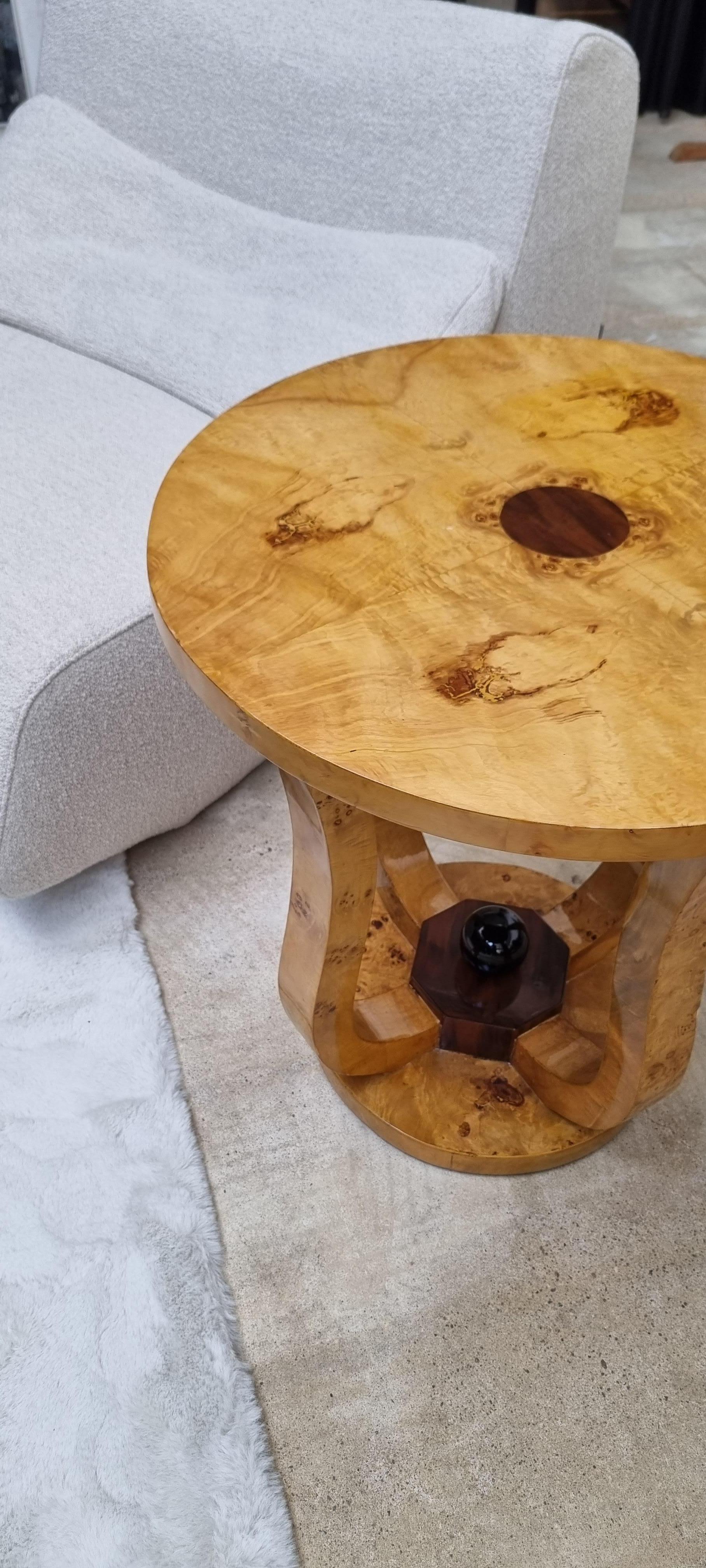 20ième siècle Table d'appoint en bois de ronce de style Art Déco en vente