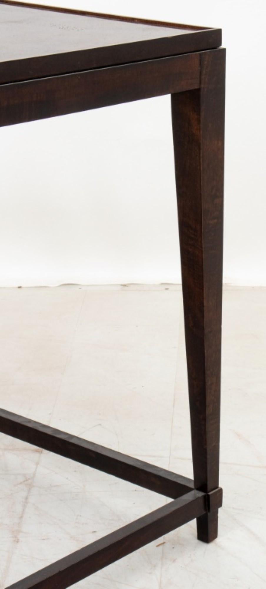 Les tables gigognes en bois de bourgogne de style Art déco, composées de deux tables et datant du 20e siècle, ont une hauteur approximative de 2,5 mètres. Ces tables présentent les caractéristiques du style Art déco, avec du bois de ronce, et