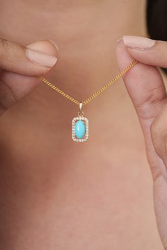 Colgante con Halo de Diamantes y Turquesa Ovalada Estilo Art Decó en Oro Amarillo de 14K