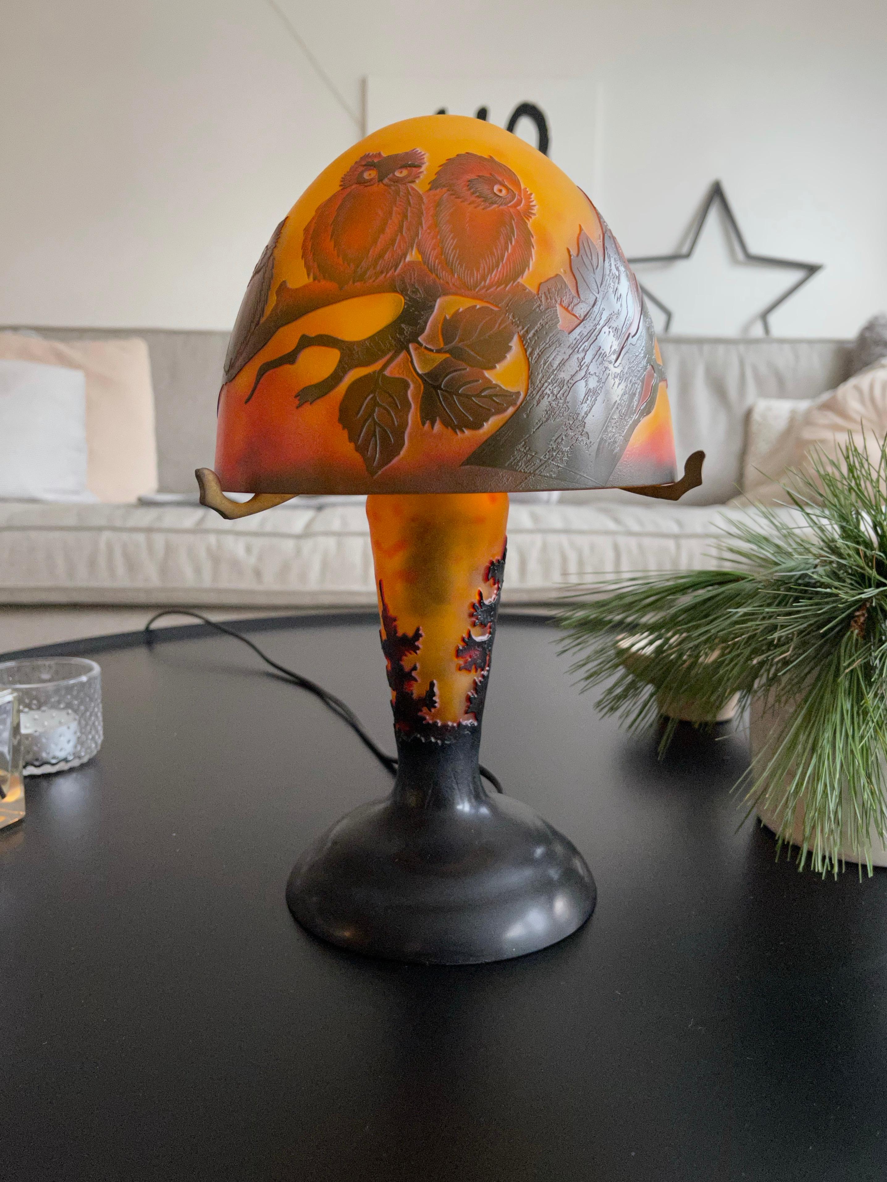 Lovely and stylish table lamp with a small group of owls sitting in a tree.

This 1980s mushroom shape table lamp has some of the most beautiful owl figures ever. The combination of the organic shape of this table lamp and the natural decor (in
