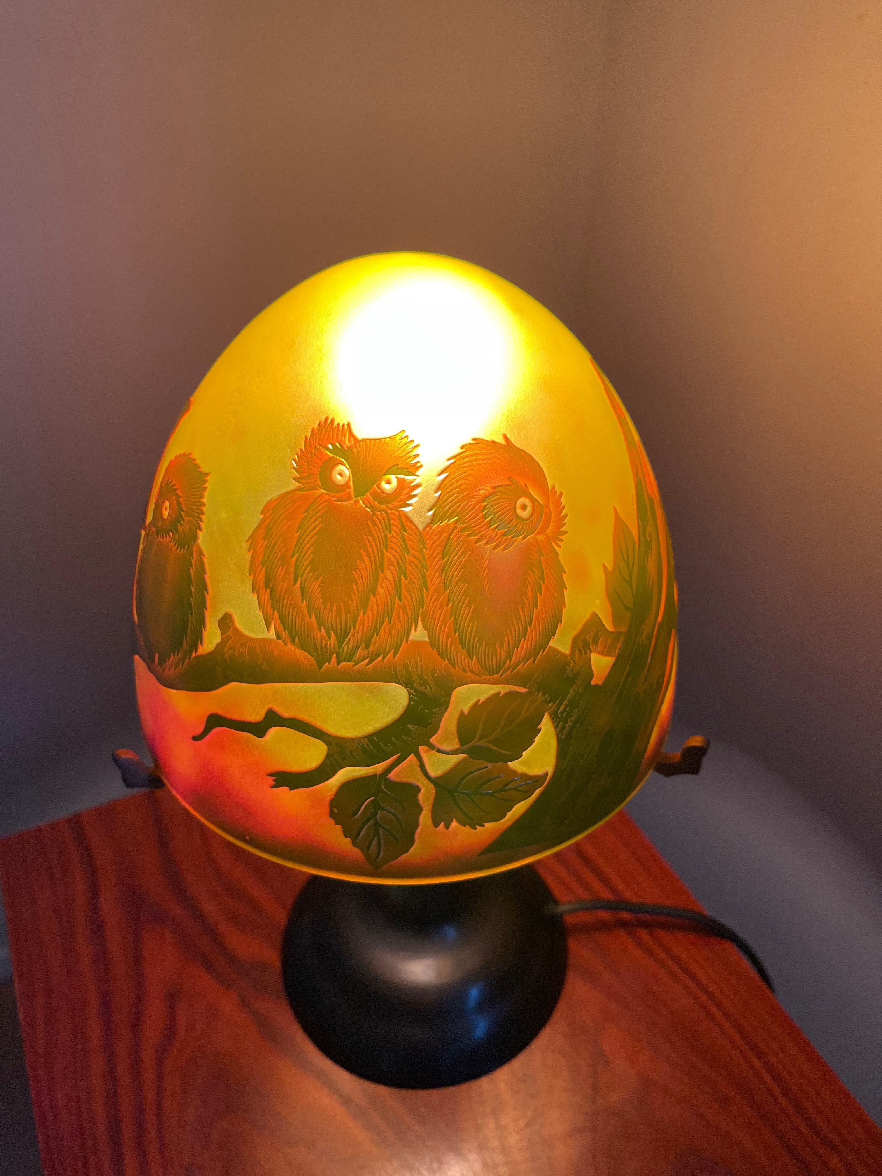 Art Deco Style Cameo Glass Table or Desk Lamp with A Family of Owl Sculptures In Excellent Condition In Lisse, NL