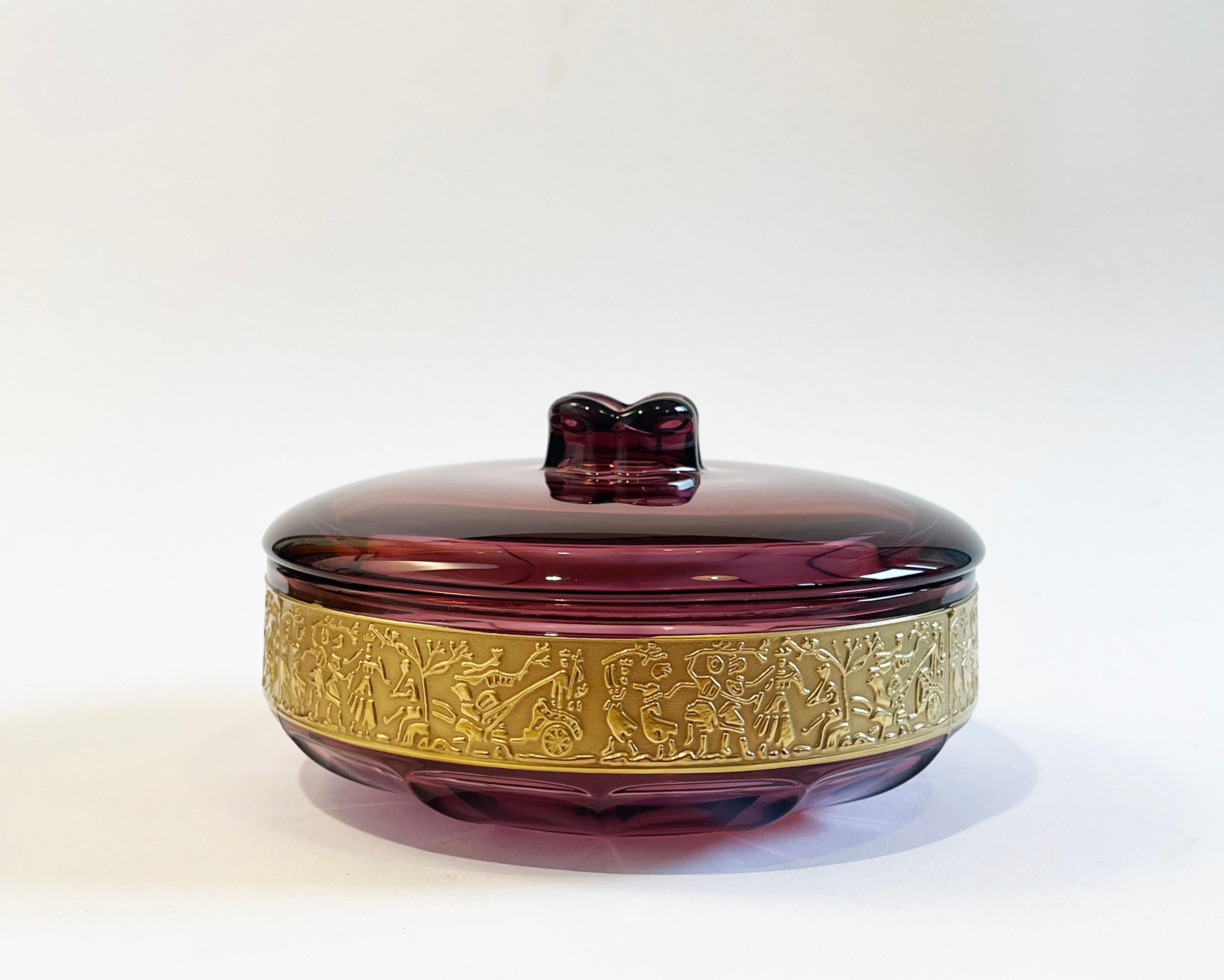 Fantastic mid-century lidded candy dish by ''August Walther & Söhne'' – in the much admired style of Moser, Karlsbad, Germany.
Amethyst coloured chunky glass with an abstract frieze in a golden matte finish.
The design is done in the art deco style,