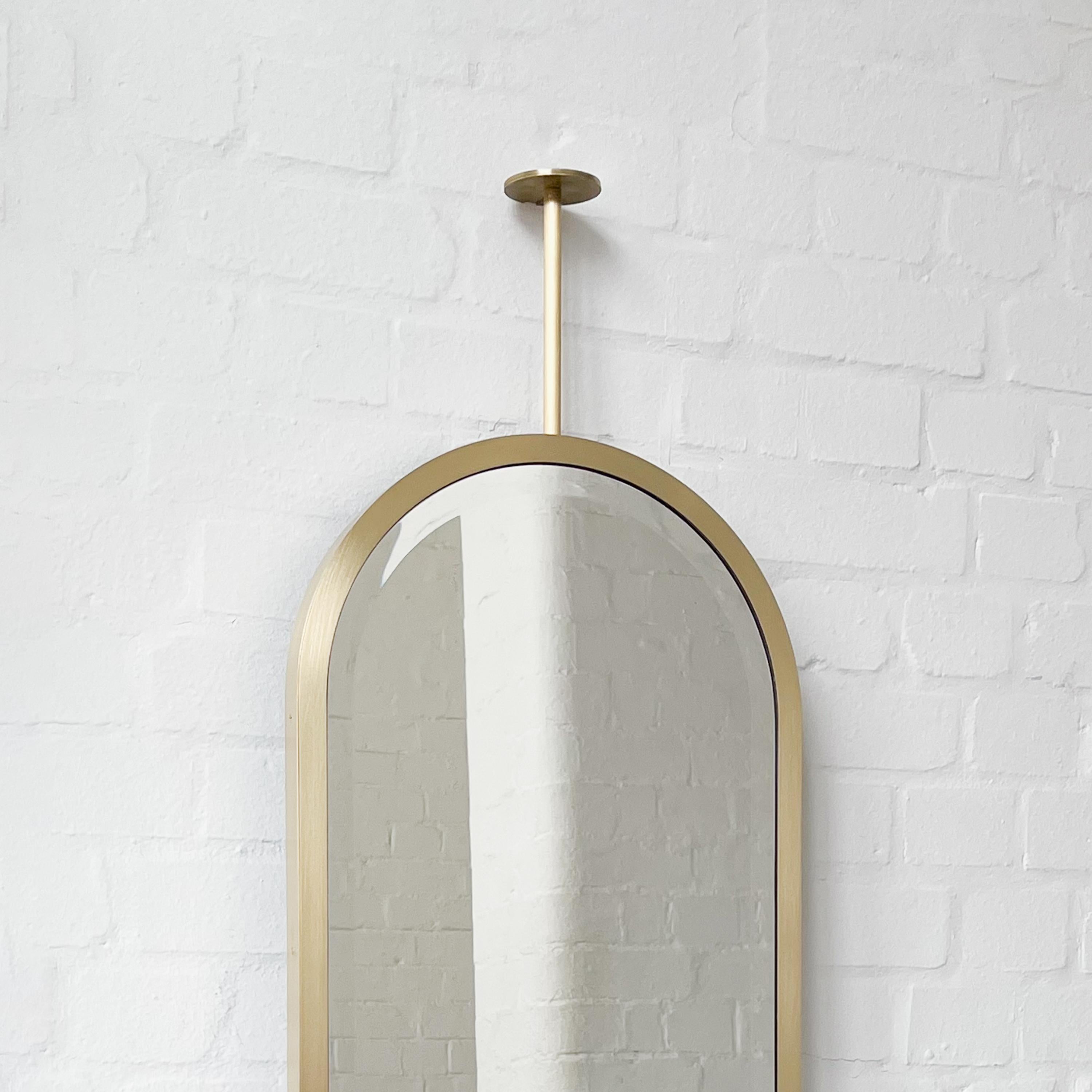 Moderno Specchio moderno sospeso a soffitto a forma di pillola con cornice in ottone in vendita