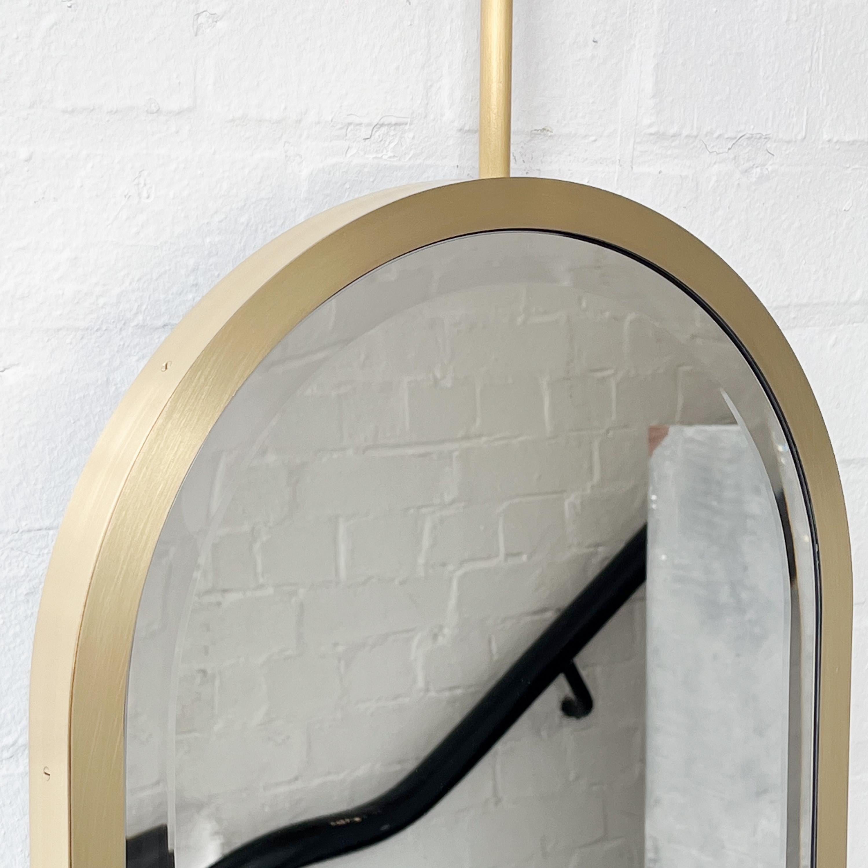 Spazzolato Specchio moderno sospeso a soffitto a forma di pillola con cornice in ottone in vendita