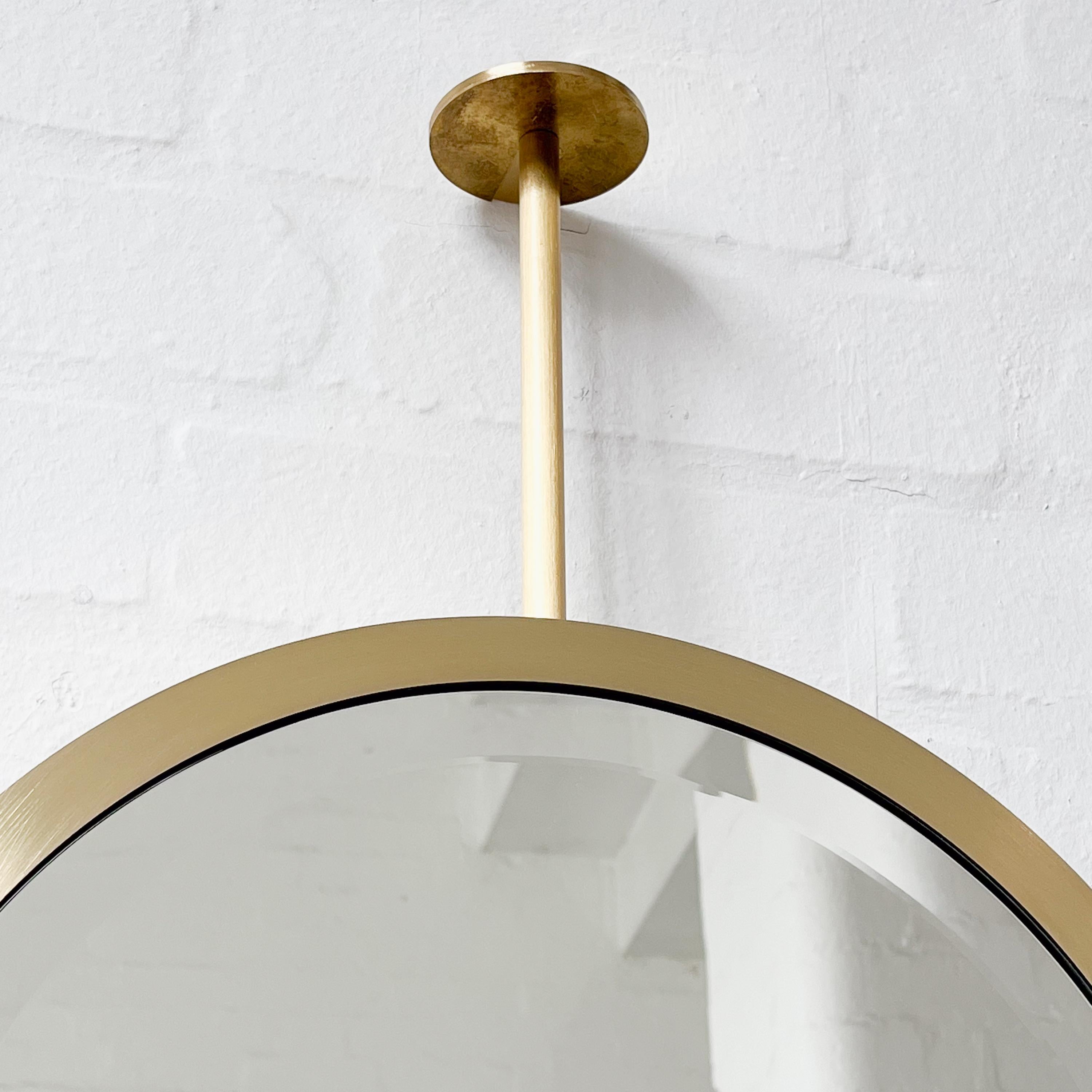 XXI secolo e contemporaneo Specchio moderno sospeso a soffitto a forma di pillola con cornice in ottone in vendita