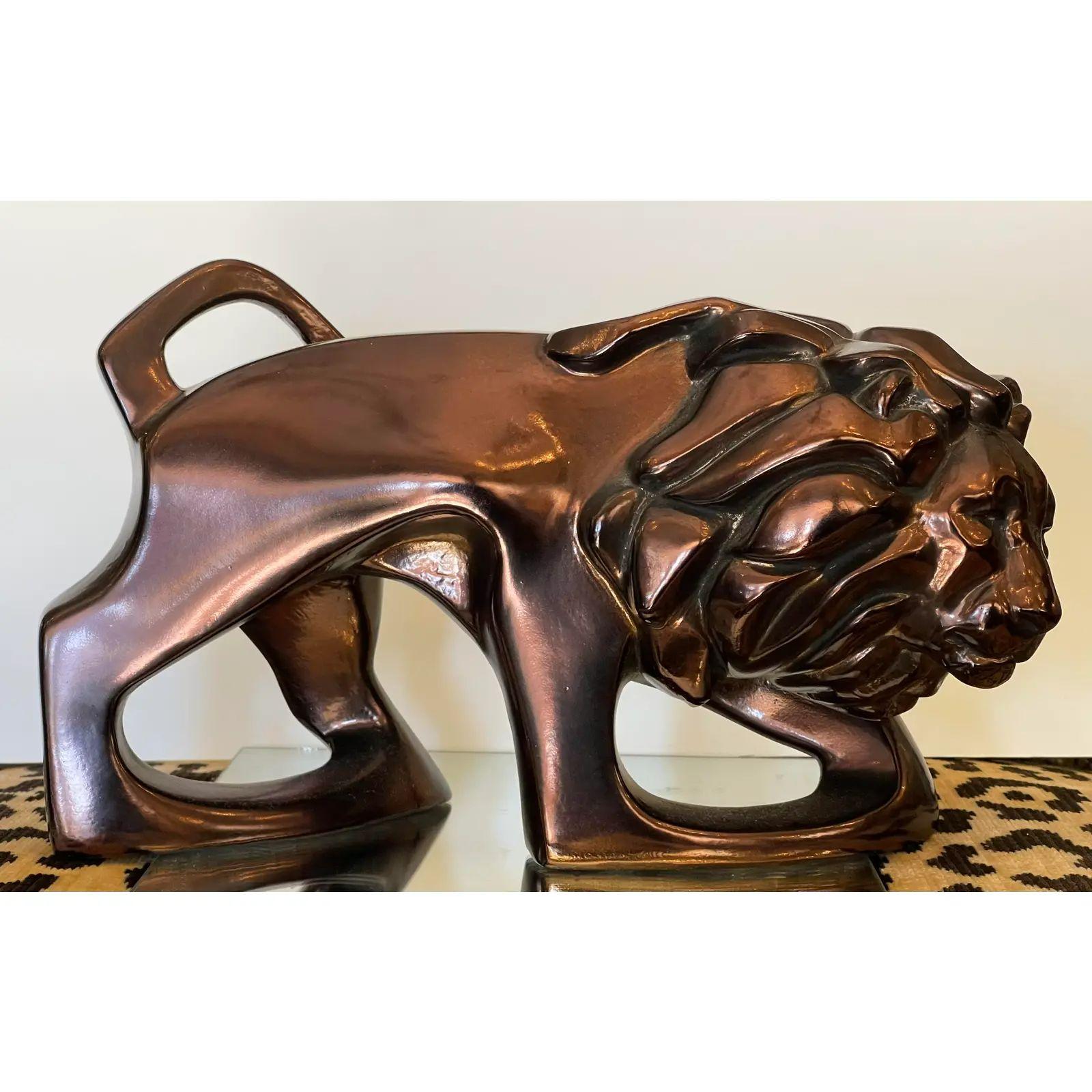 Sculpture de lion en poterie lustrée de style Art Déco Carl Schultz. Elle présente un modernisme unique en matière de poterie lustrée. Elle est signée par l'artiste C. Schultz et datée de 1979.

Informations complémentaires : 
Matériaux :