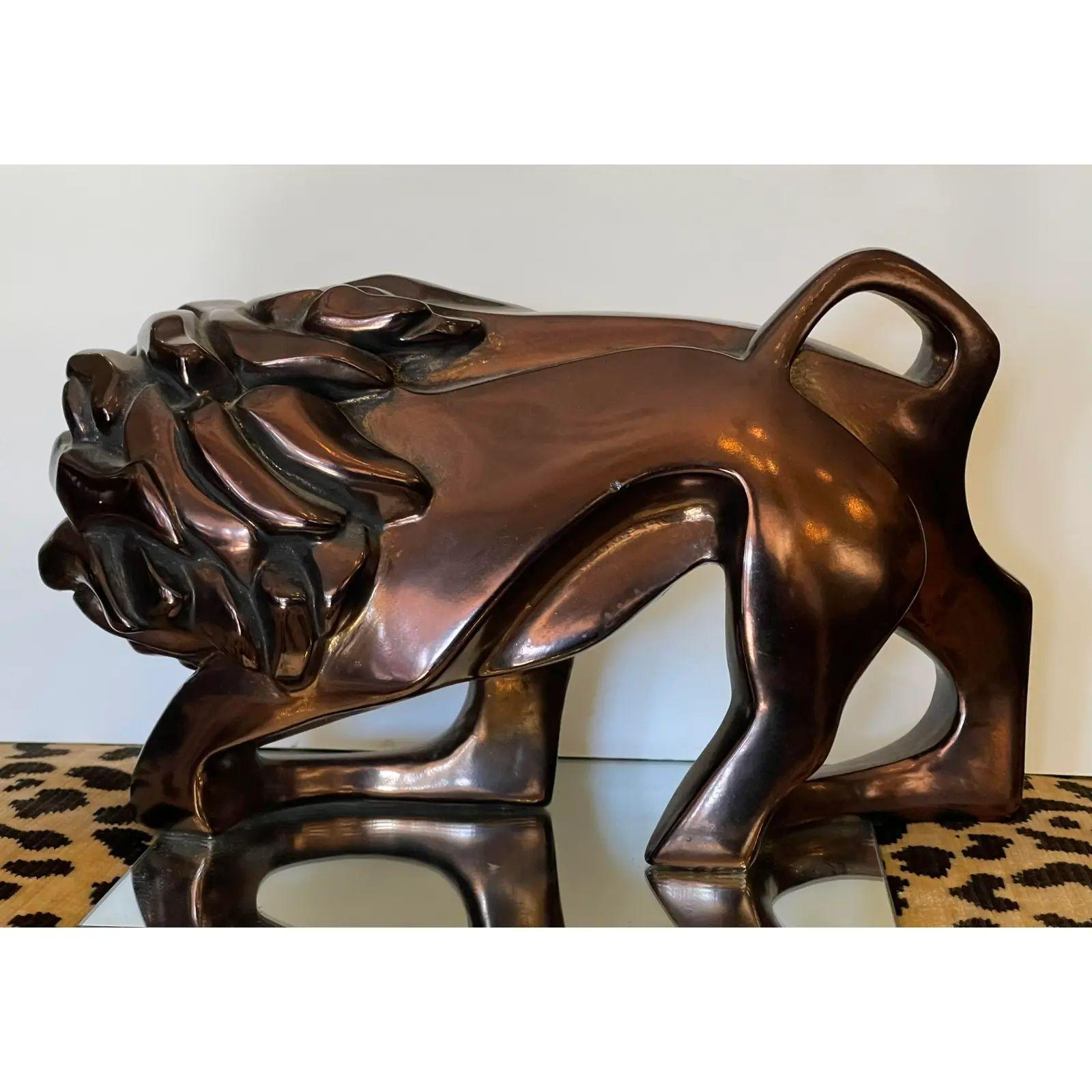 Sculpture de lion en poterie lustrée de style Art Déco de Carl Schultz, 1970 Bon état à LOS ANGELES, CA
