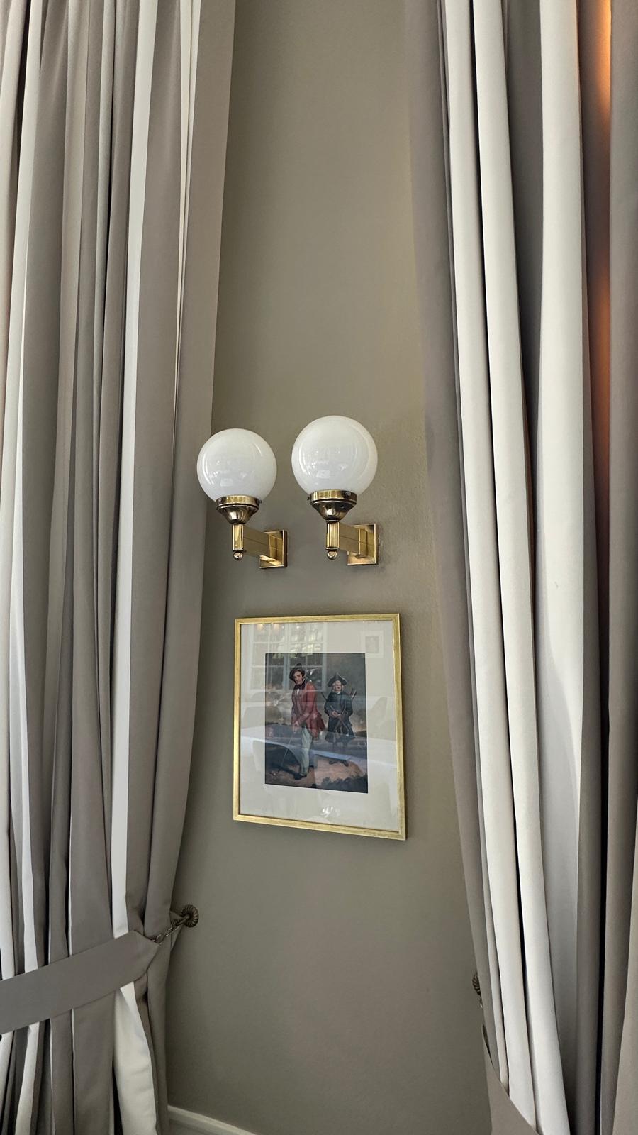 XXIe siècle et contemporain Lampe murale de style Art Déco en laiton et verre opalin Carl Witzmann, réédition en vente