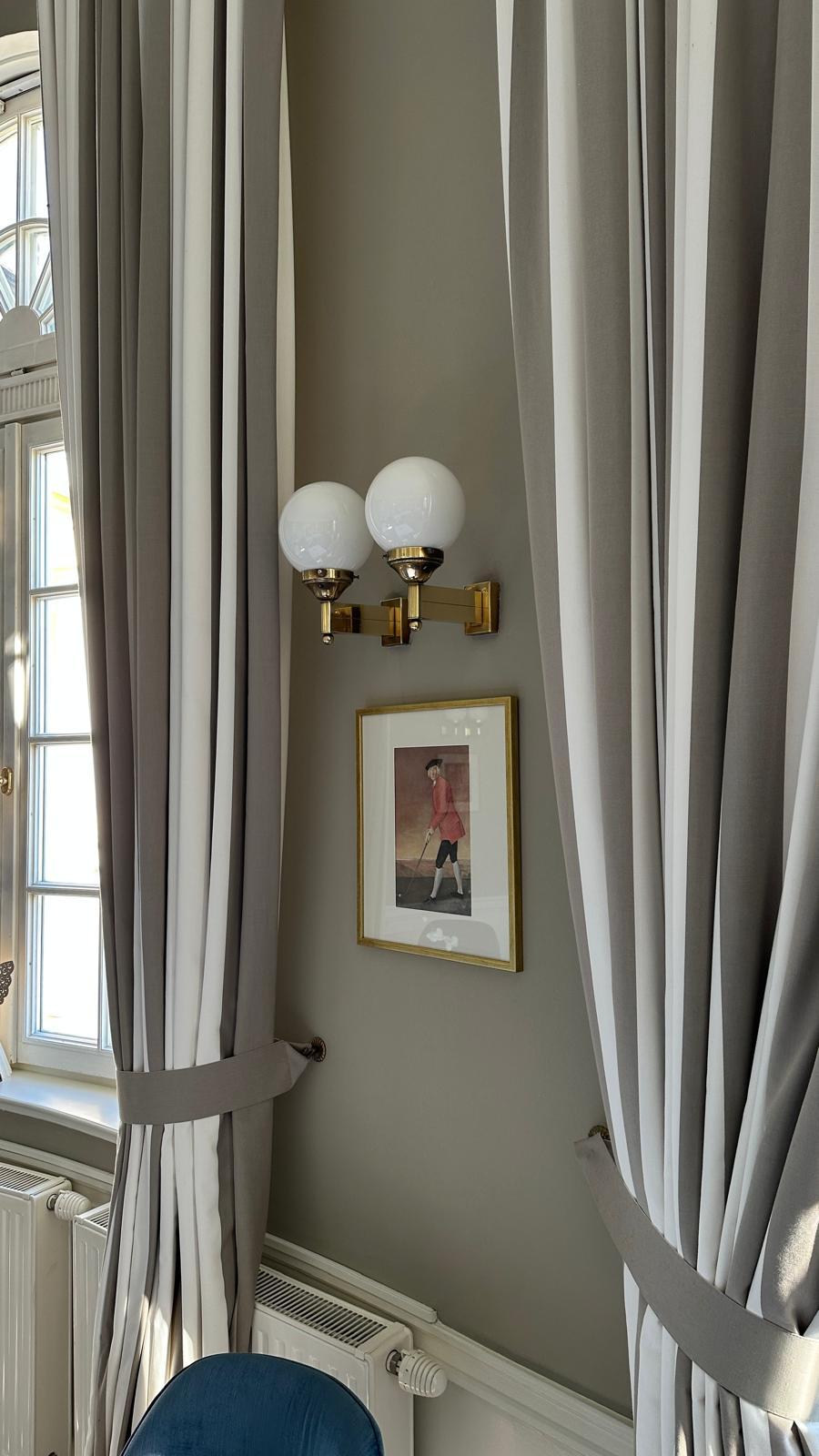 Laiton Lampe murale de style Art Déco en laiton et verre opalin Carl Witzmann, réédition en vente