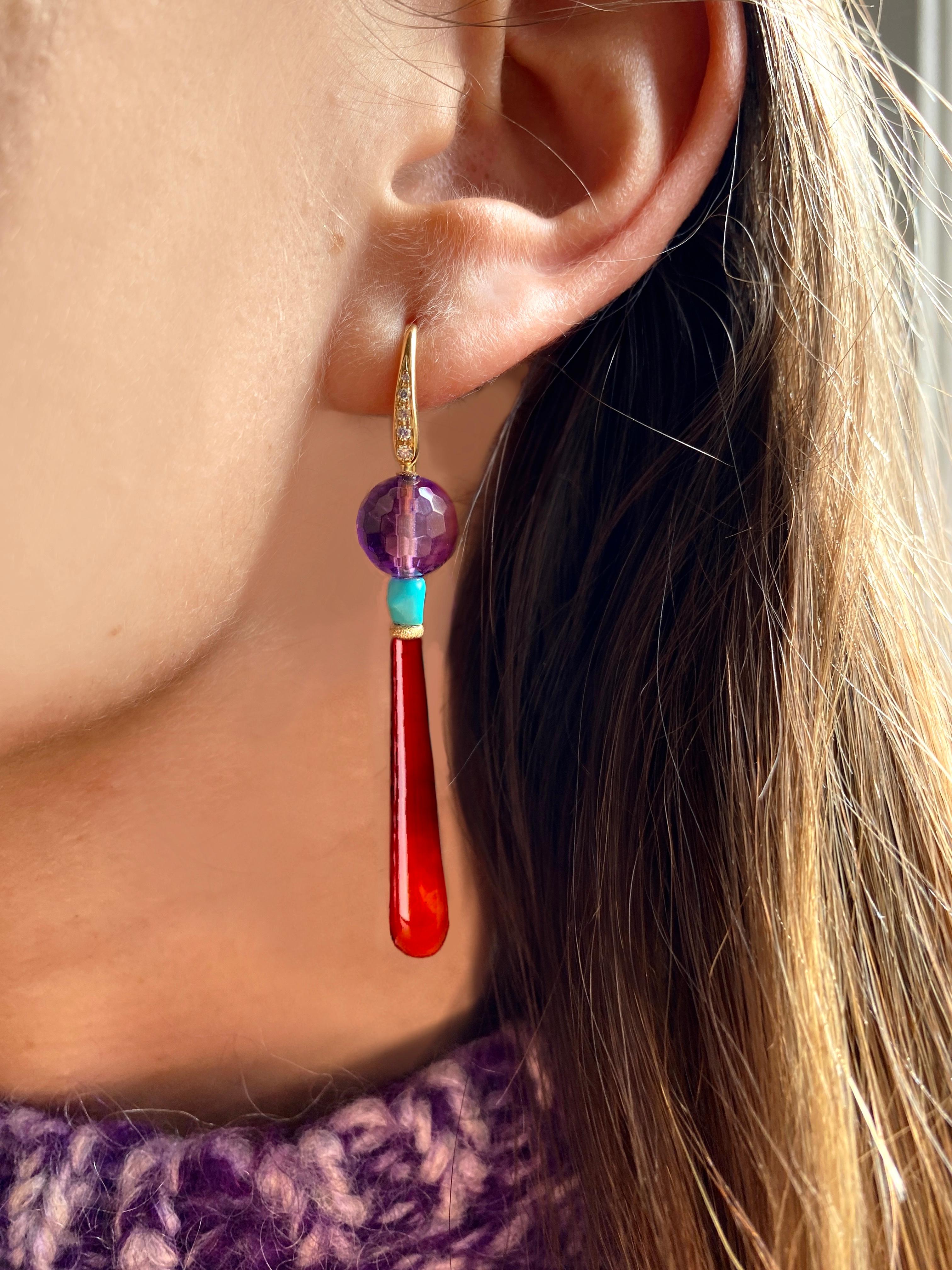 Rossella Ugolini Deco Collection Art Deco Stil Karneol Amethyst 18k Gelbgold Made in Italy Ohrring baumeln.
Die Ohrringe sind wunderschön mit glatten, lebendigen Steinen verziert, die ihnen einen Hauch von Farbe und böhmischem Charme verleihen.