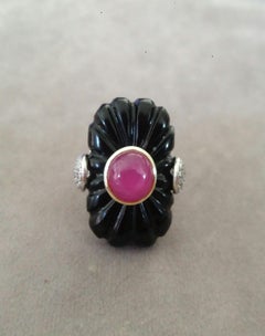 Anello da cocktail in stile Art Carved con onice nera intagliata, oro 14k, rubino e diamanti