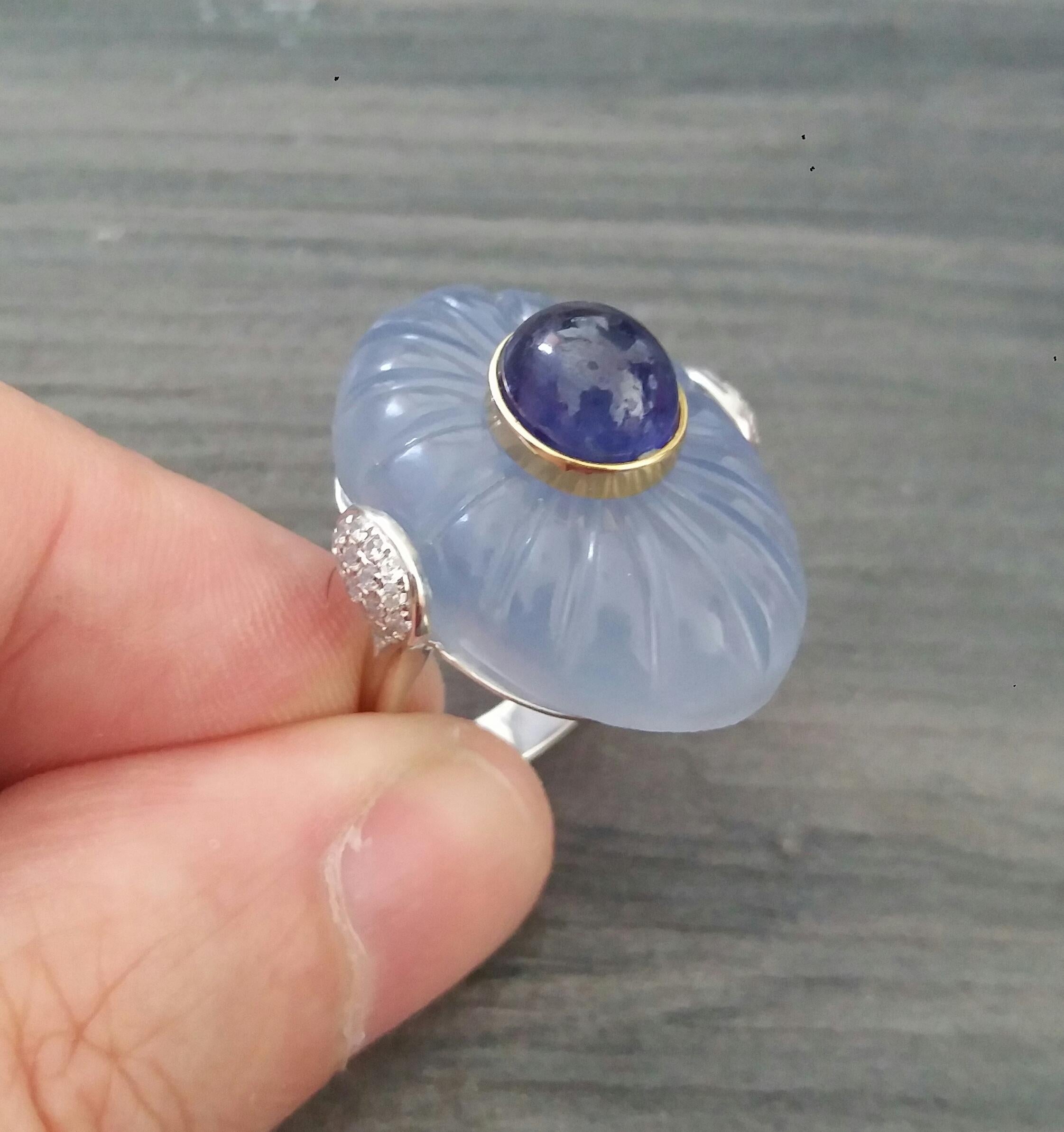 Art Deco Style Carved Chalcedony Blue Sapphire Cab Gold Diamonds Cocktail Ring For Sale 5