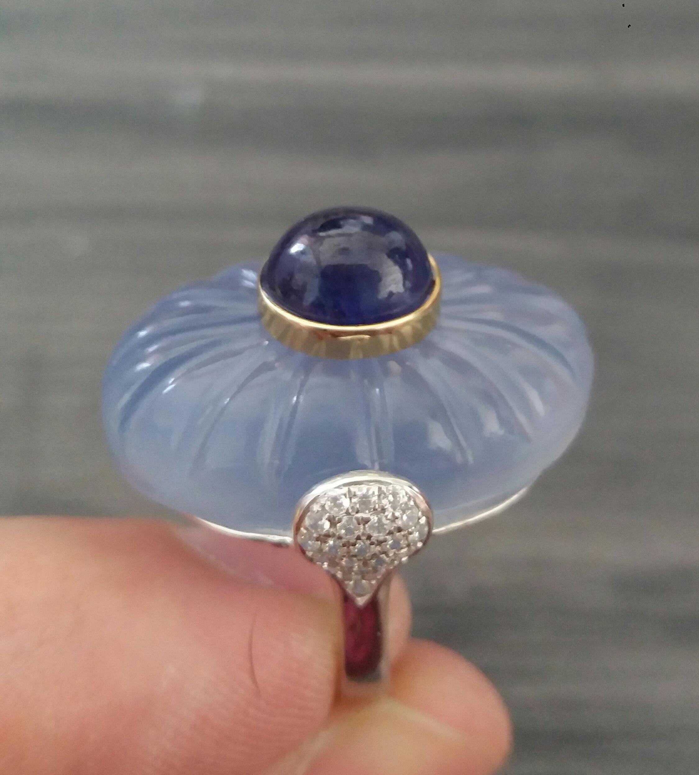 Art Deco Style Carved Chalcedony Blue Sapphire Cab Gold Diamonds Cocktail Ring For Sale 6