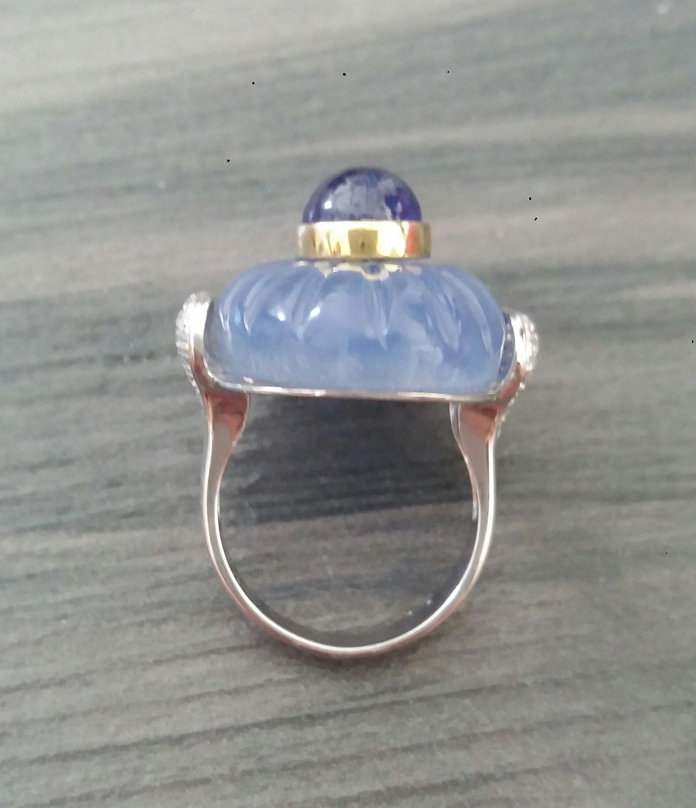 Art Deco Style Carved Chalcedony Blue Sapphire Cab Gold Diamonds Cocktail Ring In Excellent Condition For Sale In Bangkok, TH