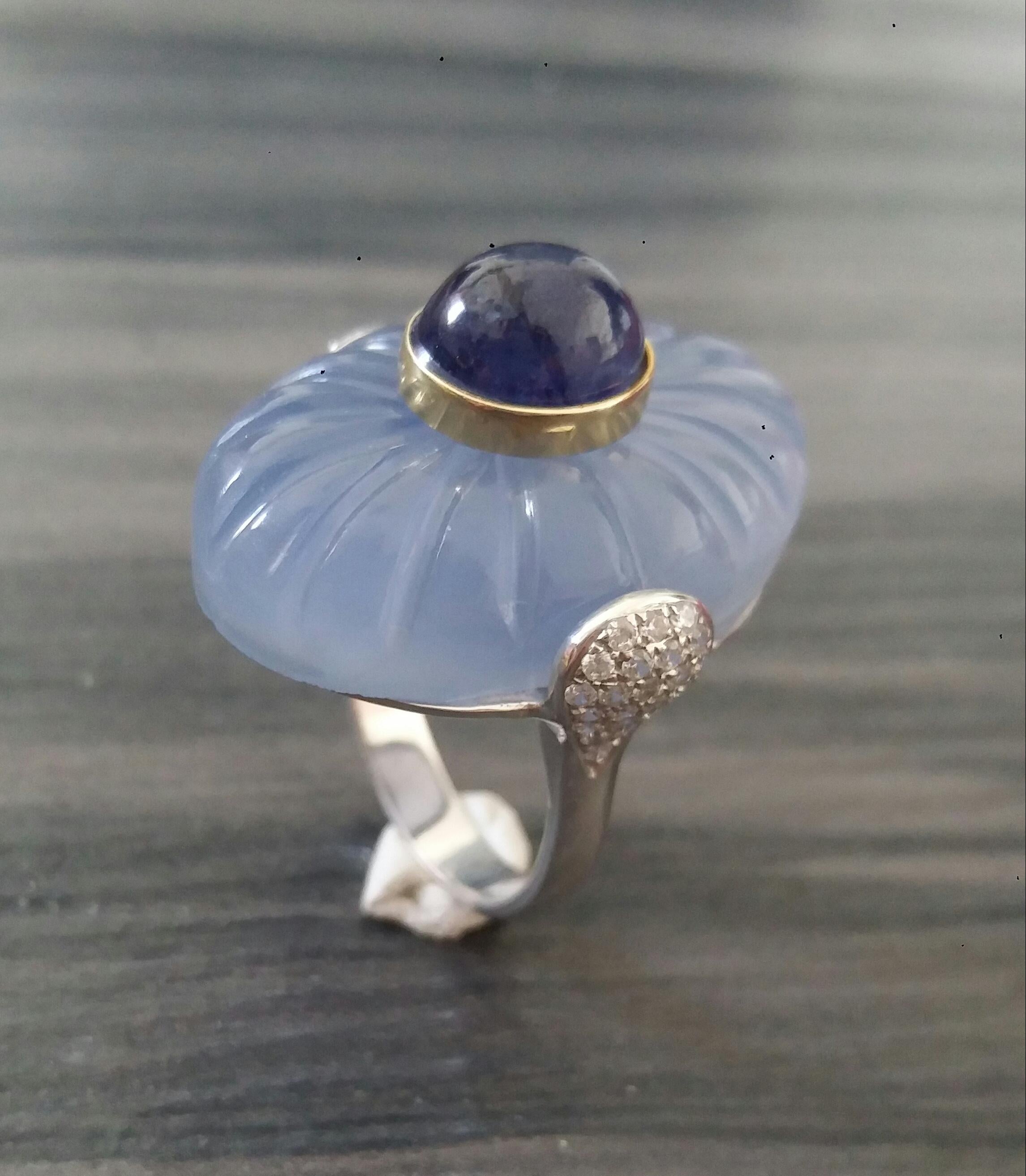 Art Deco Style Carved Chalcedony Blue Sapphire Cab Gold Diamonds Cocktail Ring For Sale 2