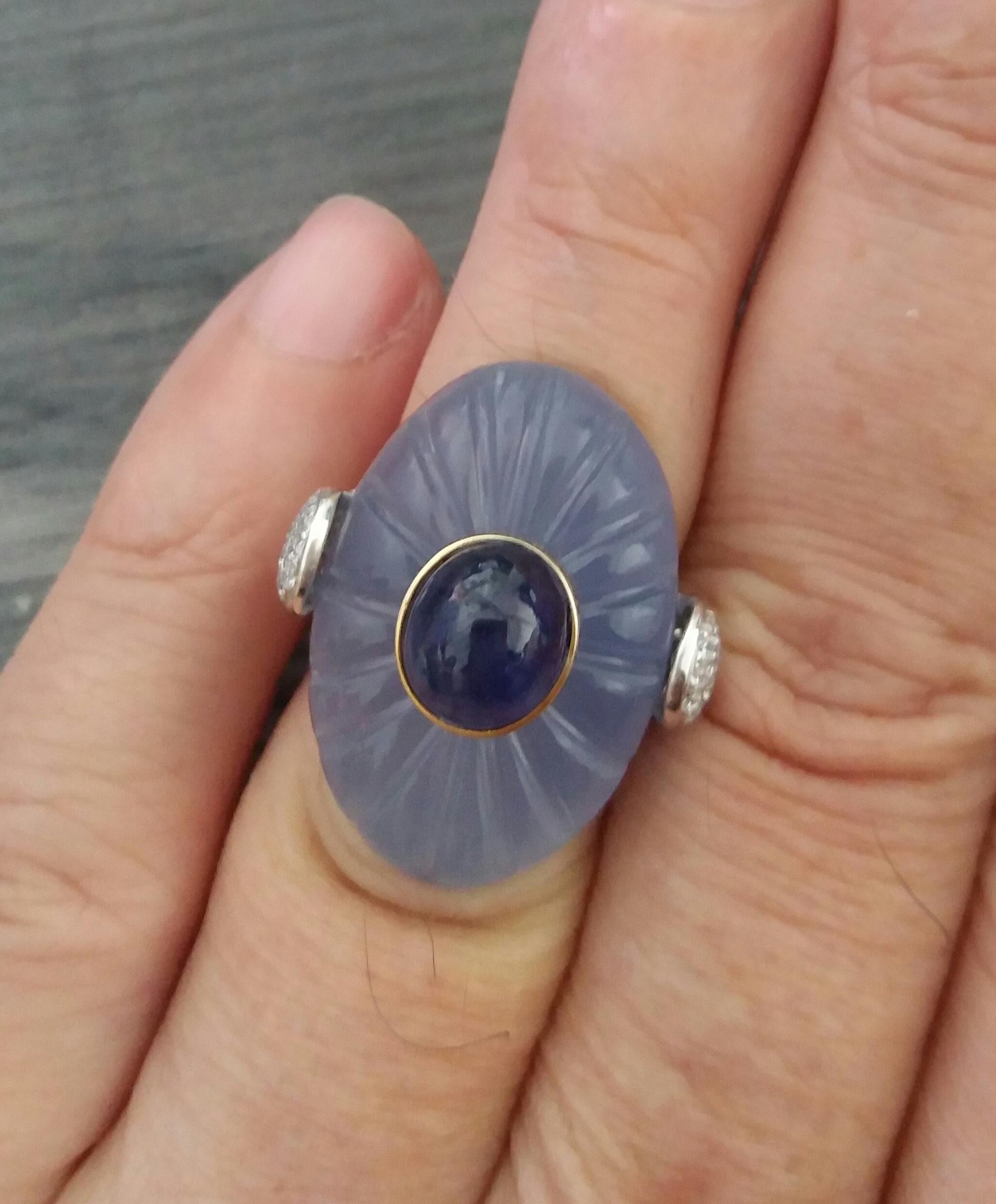 Art Deco Style Carved Chalcedony Blue Sapphire Cab Gold Diamonds Cocktail Ring For Sale 4