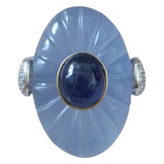 Anello da cocktail in stile Art Carved con calcedonio blu e zaffiro Cab Gold con diamanti