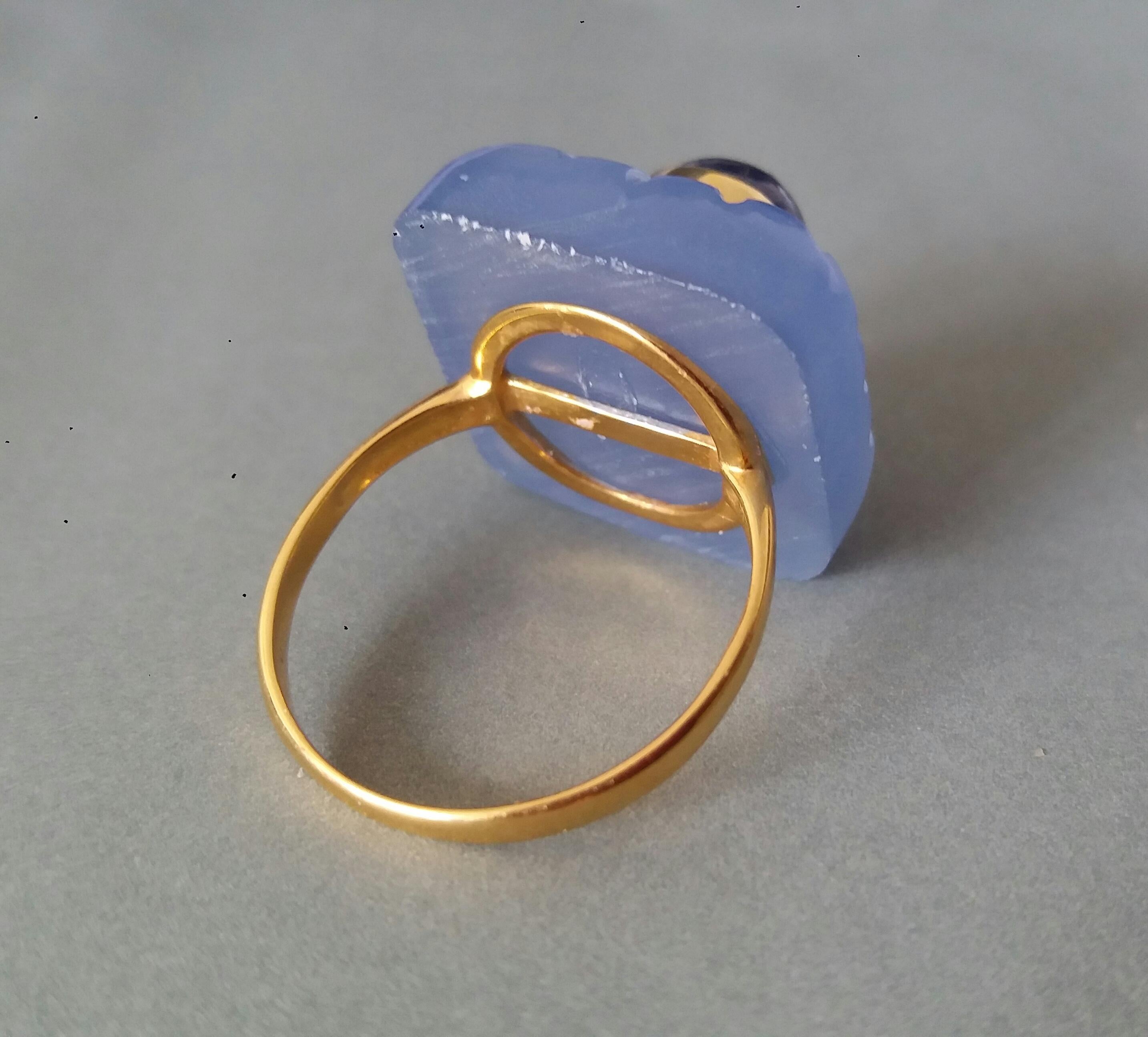Art Deco Style Carved Chalcedony Cushion Cab Blue Sapphire Gold Cocktail Ring In Excellent Condition For Sale In Bangkok, TH