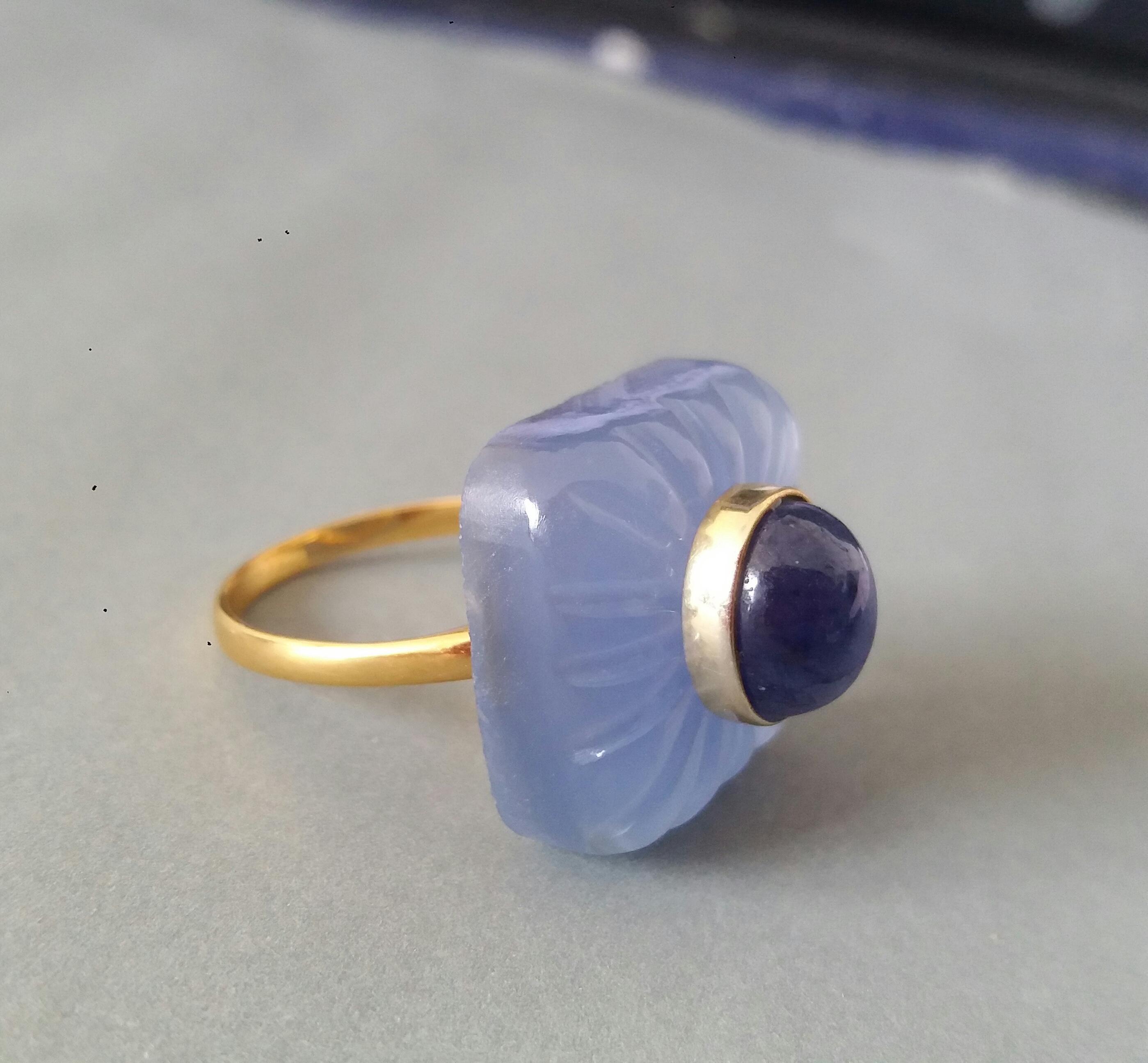 Art Deco Style Carved Chalcedony Cushion Cab Blue Sapphire Gold Cocktail Ring For Sale 1