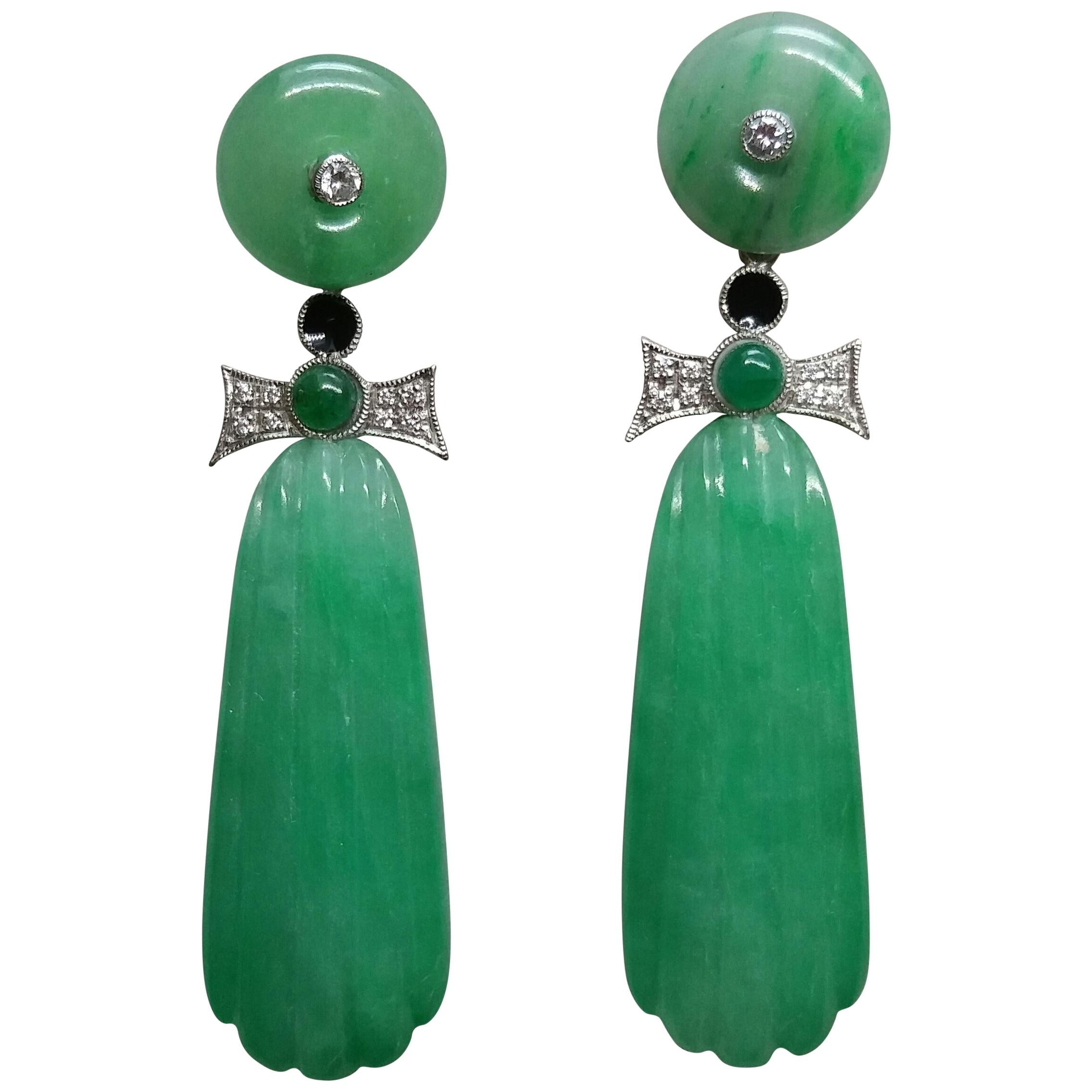 Art Deco Stil geschnitzt Jade Gold Diamanten Smaragde Schwarz Emaille Ohrhänger
