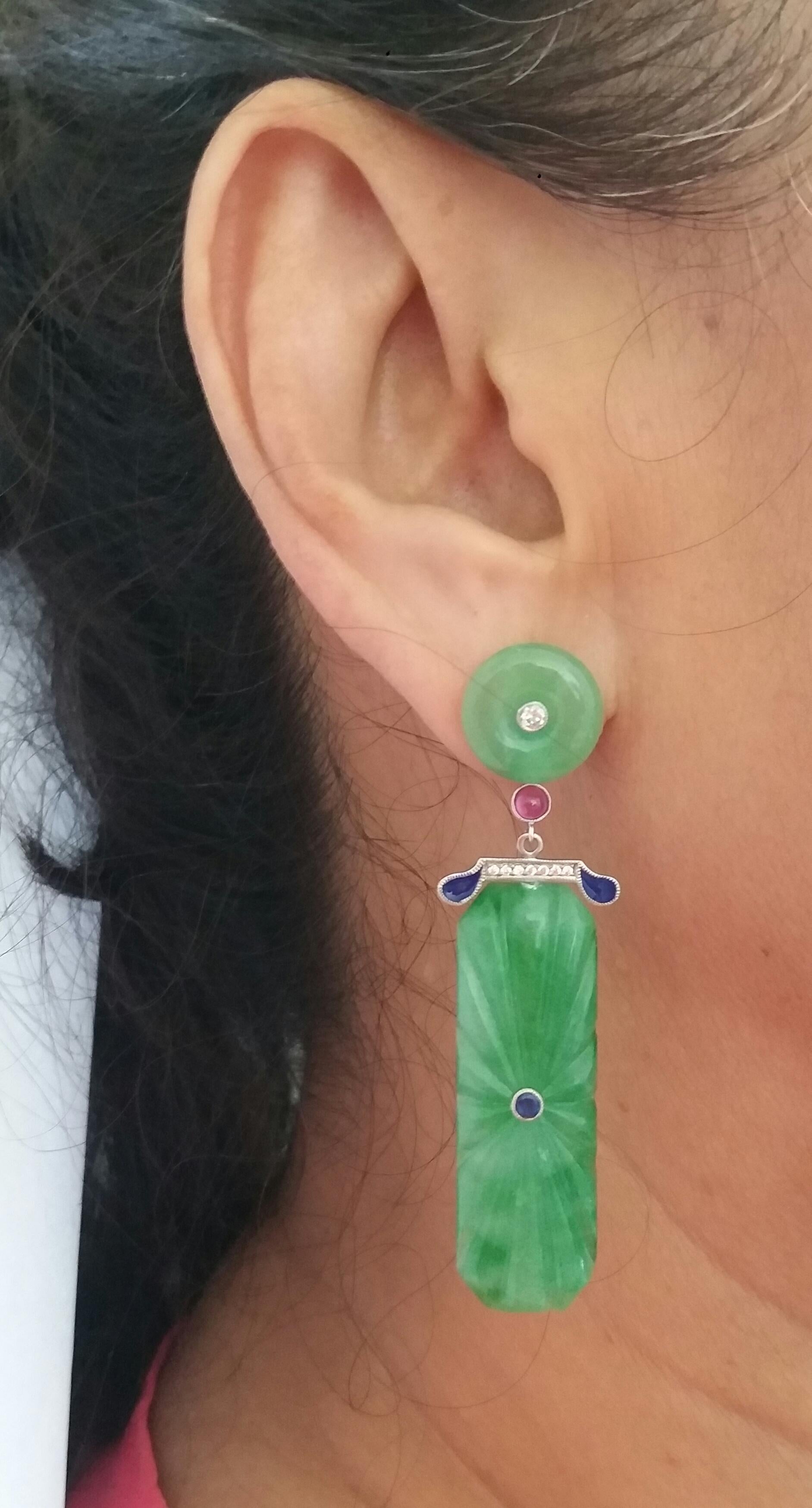 Ohrringe im Art-déco-Stil aus geschnitzter Jade in Gold mit Diamanten, Rubinen, blauen Saphiren und Emaille im Angebot 3