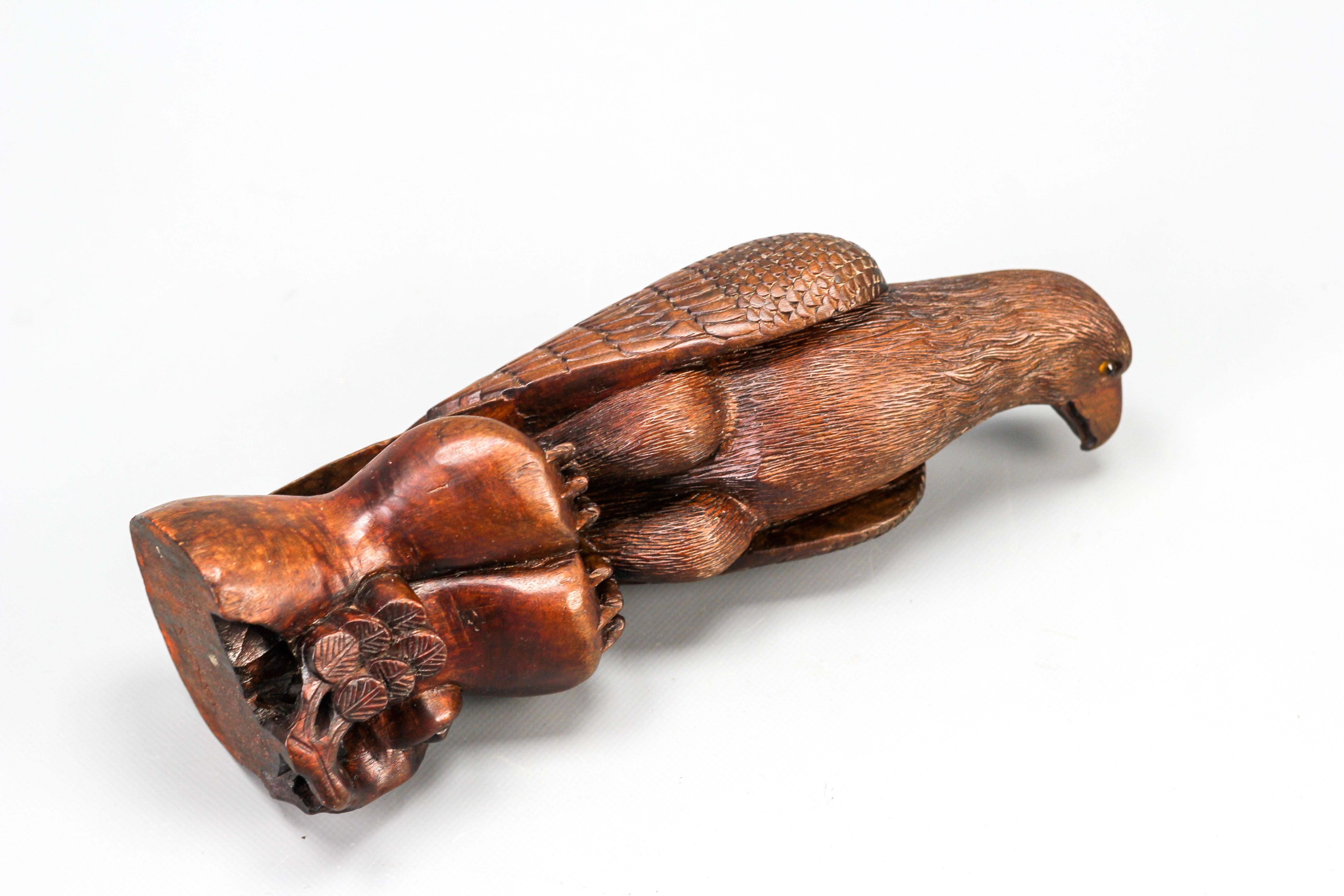 Geschnitzte Holzskulptur eines Adlers im Art-déco-Stil mit Glasaugen aus Holz im Angebot 5